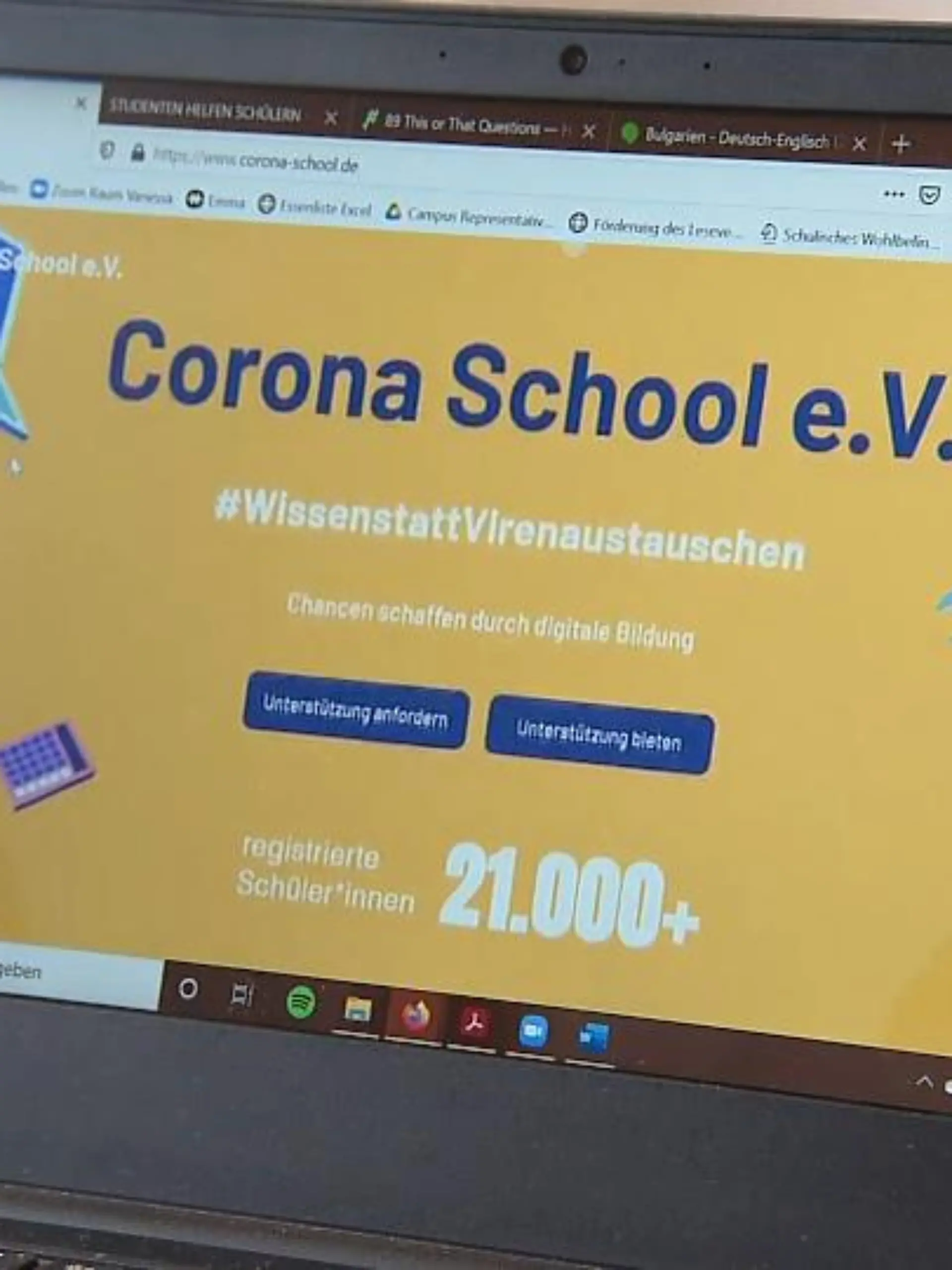 Kein Präsenzunterricht, keine Freunde treffen – Kinder und Jugendliche müssen aufgrund der Pandemie auf viel verzichten. Besonders schulisch gibt es einiges aufzuholen. Genau hier setzt das Nachhilfeprogramm „Corona School“ an, es soll den Schülerinnen und Schülern helfen am Ball zu bleiben.