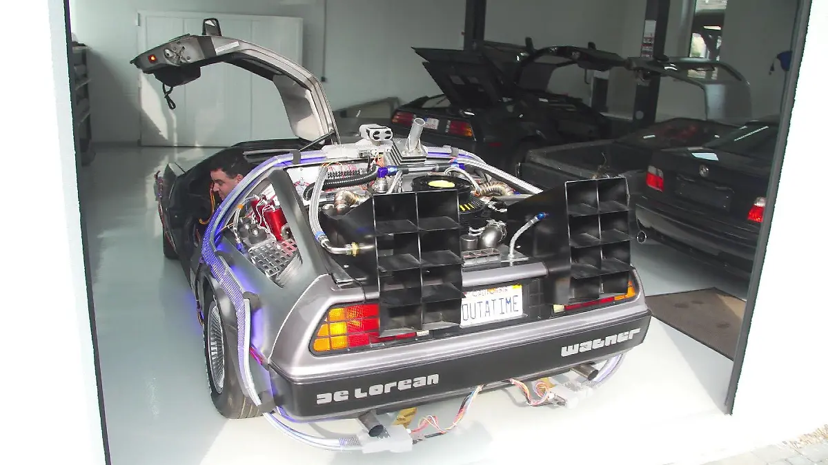 Michael Wagner sitzt in seinem umgebauten DeLorean DMC-12, der der Zeitmaschine aus "Zurück in die Zukunft" nachempfunden ist.