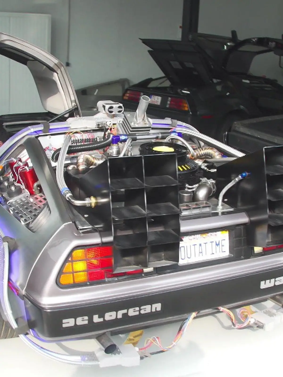 Michael Wagner sitzt in seinem umgebauten DeLorean DMC-12, der der Zeitmaschine aus "Zurück in die Zukunft" nachempfunden ist.
