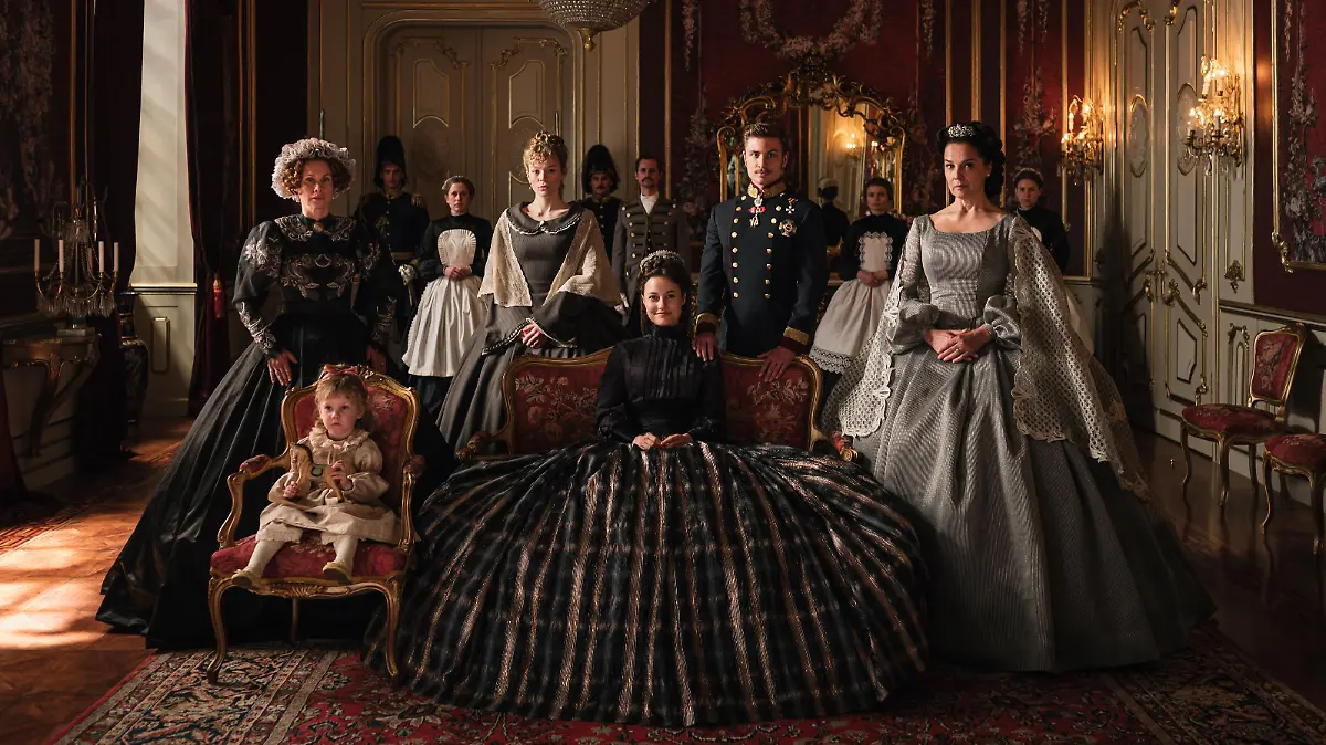 Vorne v.l.: Gräfin Esterhazy (Tanja Schleiff), Tochter (Luize Pars Balode), Fanny (Paula Kober), Sisi (Dominique Devenport), Franz (Jannik Schümann) und Erzherzogin Spophie (Désirée Nosbuch).