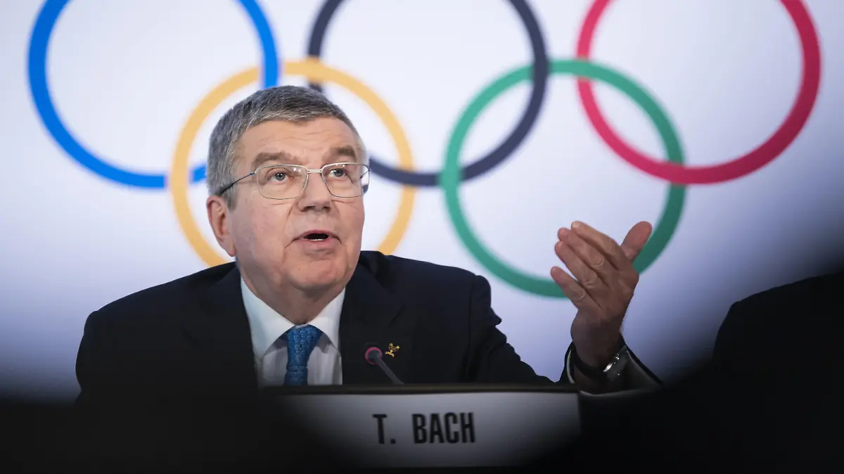 ARCHIV - 04.03.2020, Schweiz, Lausanne: Thomas Bach, Präsident des Internationalen Olympischen Komitees (IOC), spricht während einer Pressekonferenz nach der Vorstandssitzung des Internationalen Olympischen Komitees (IOC) im Olympischen Haus.  (zu dpa: «IOC zu Tokio-Spielen: «Jegliche Spekulation wäre kontraproduktiv» ») Foto: Jean-Christophe Bott/KEYSTONE/dpa +++ dpa-Bildfunk +++