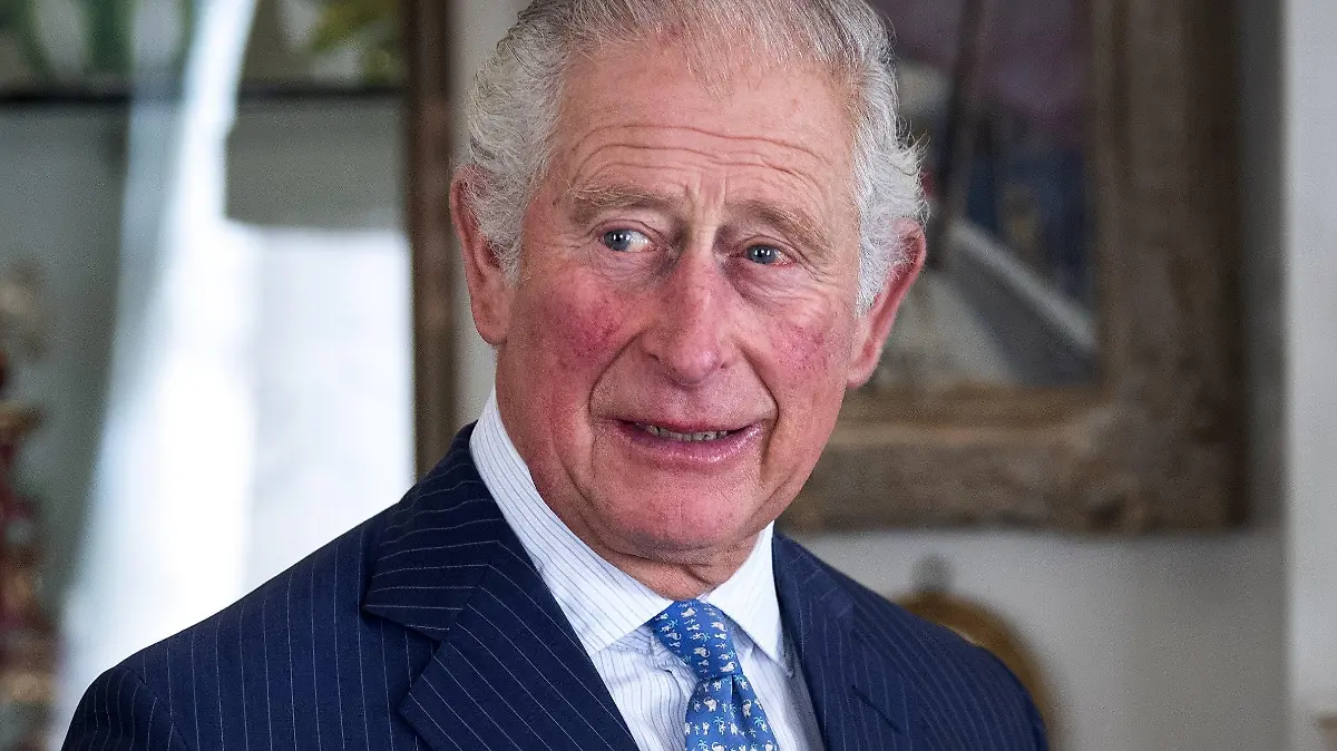 ARCHIV - 22.10.2020, Großbritannien, London: Prinz Charles von Großbritannien lächelt in Clarence House. (zu dpa "Prinz Charles wird Schirmherr des Royal Philharmonic Orchestras") Foto: Victoria Jones/PA Wire/dpa +++ dpa-Bildfunk +++