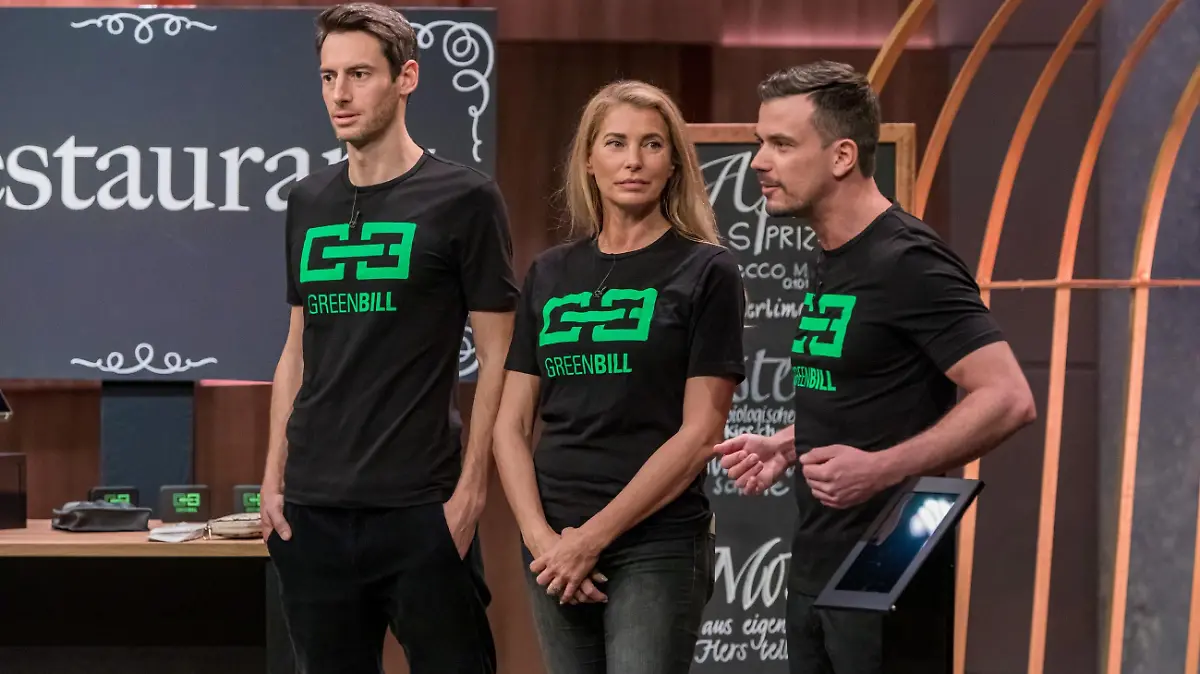 Giulia Siegel, Ludwig Heer (r.) und Tobias Kiessling präsentieren mit _GreenBill_ digitale Belege für Kassensysteme. Sie erhoffen sich ein Investment von 250.000 Euro für 10 Prozent der Anteile an ihrem Unternehmen.  Die Verwendung des sendungsbezogenen Materials ist nur mit dem Hinweis und Verlinkung auf TVNOW gestattet.