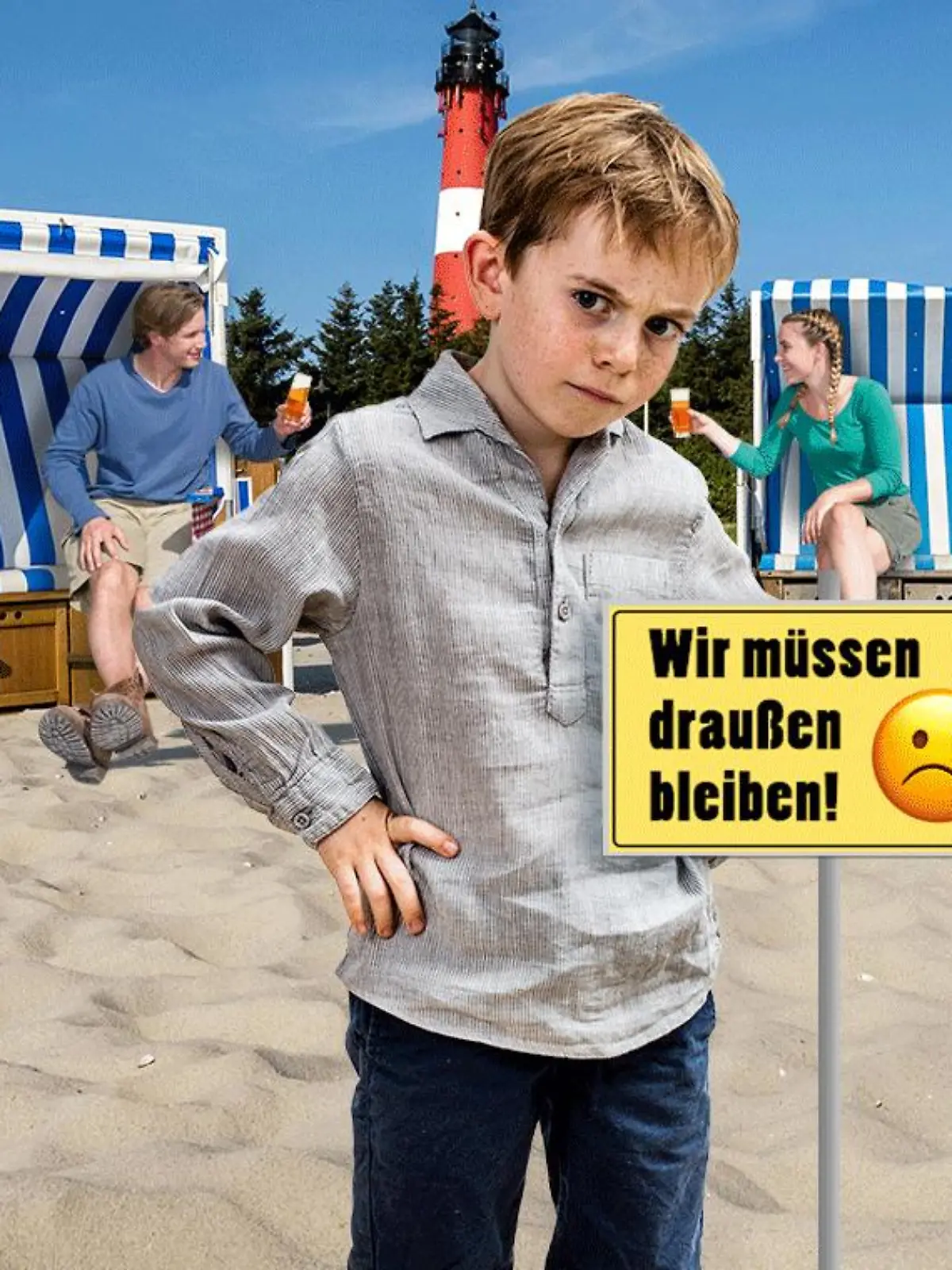 Kind in Mecklenburg-Vorpommern mit Schild in der Hand