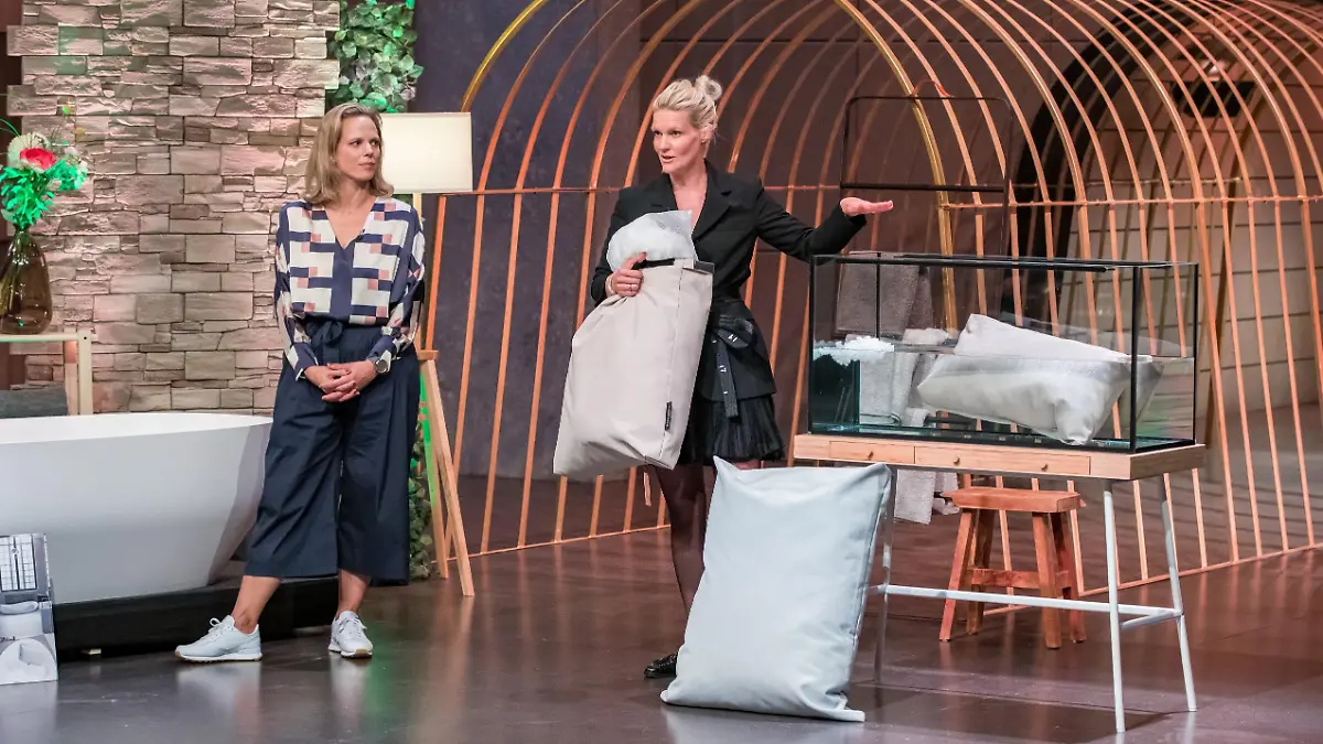 Annika Götz (r.) und Natalie Steger aus Köln präsentieren mit _Badesofa" das innovative Badewannenkissen. Sie erhoffen sich ein Investment von 150.000 Euro für 15 Prozent der Anteile an ihrem Unternehmen.   Die Verwendung des sendungsbezogenen Materials ist nur mit dem Hinweis und Verlinkung auf TVNOW gestattet.