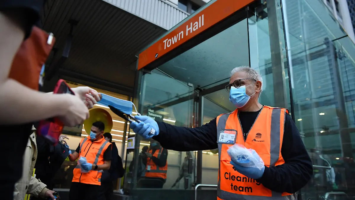 NSW CORONAVIRUS COVID19, NSW Transport workers hand out face masks at Town Hall rail station in Sydney, Thursday, May 6, 2021. In Sydney, the Blue Mountains, the Central Coast and Illawarra, masks will be compulsory at all public indoor venues and on public transport from 5pm on Thursday while visitors in homes will be capped at 20.  ACHTUNG: NUR REDAKTIONELLE NUTZUNG, KEINE ARCHIVIERUNG UND KEINE BUCHNUTZUNG SYDNEY NSW AUSTRALIA PUBLICATIONxINxGERxSUIxAUTxONLY Copyright: xJOELxCARRETTx 20210506001540057649 