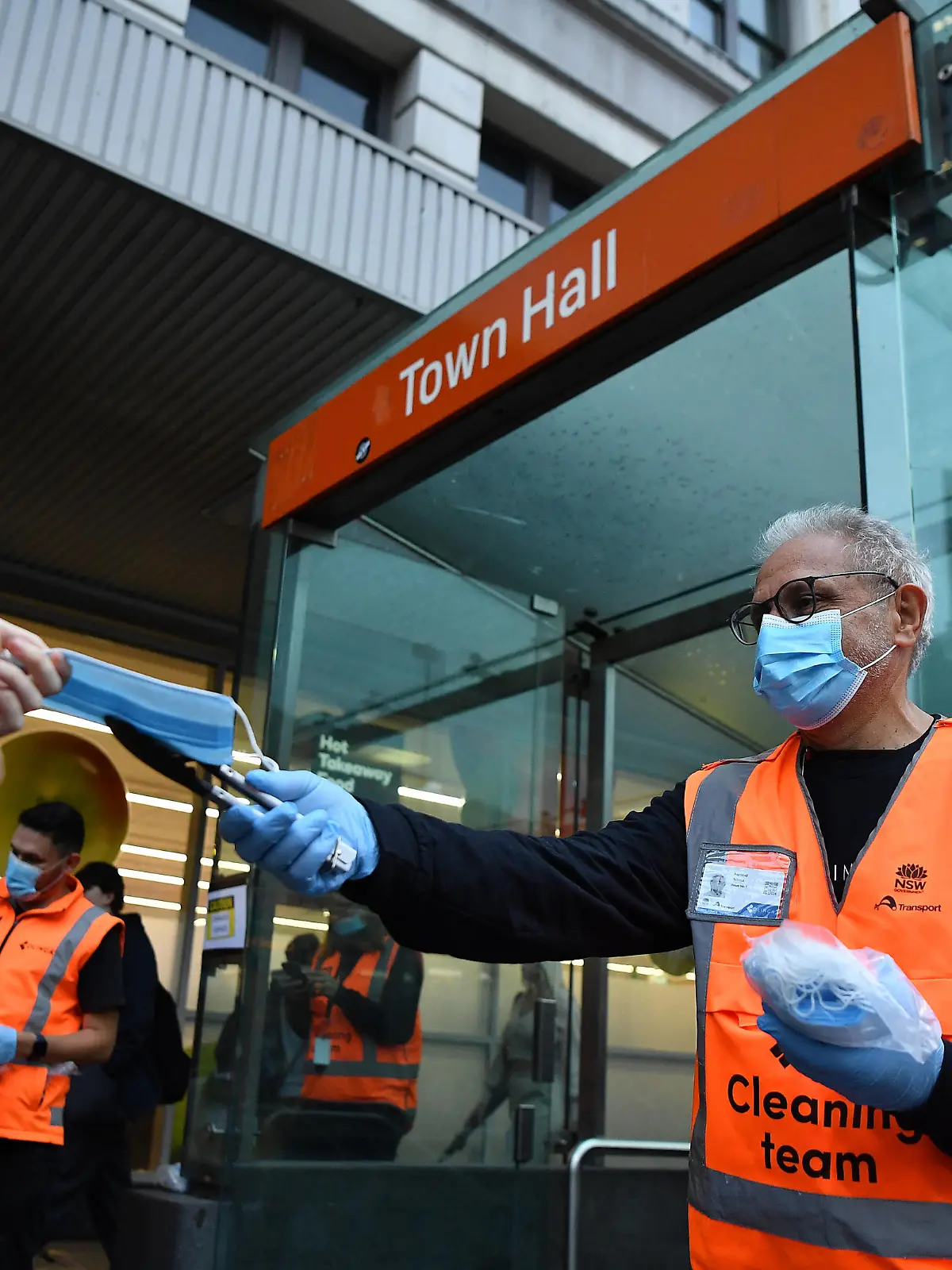 NSW CORONAVIRUS COVID19, NSW Transport workers hand out face masks at Town Hall rail station in Sydney, Thursday, May 6, 2021. In Sydney, the Blue Mountains, the Central Coast and Illawarra, masks will be compulsory at all public indoor venues and on public transport from 5pm on Thursday while visitors in homes will be capped at 20.  ACHTUNG: NUR REDAKTIONELLE NUTZUNG, KEINE ARCHIVIERUNG UND KEINE BUCHNUTZUNG SYDNEY NSW AUSTRALIA PUBLICATIONxINxGERxSUIxAUTxONLY Copyright: xJOELxCARRETTx 20210506001540057649 