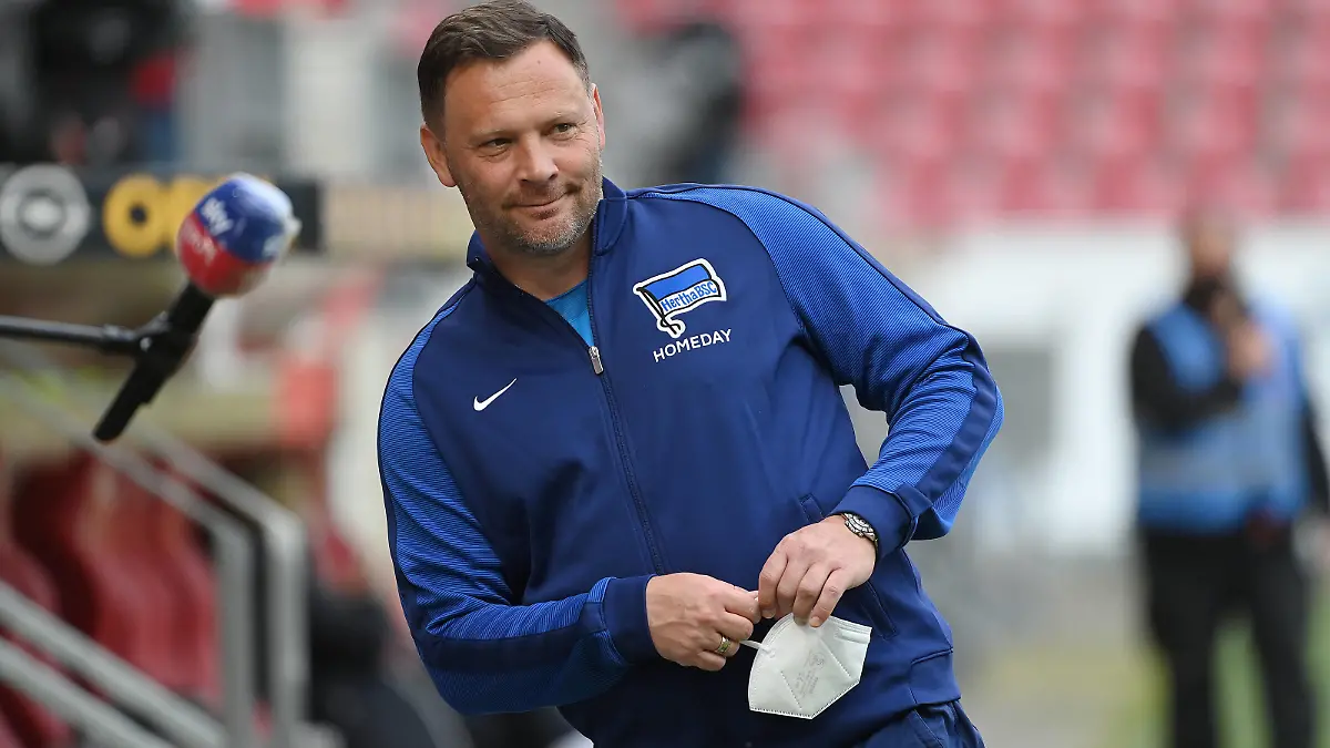 Sport Bilder des Tages Mainz, Opel Arena, 03.05.21, GER, Herren, 1.Bundesliga, Saison 2020-2021, 1.FSV Mainz 05 - Hertha BSC Berlin Bild: Trainer Pal Dardai Hertha Nur fuer journalistische Zwecke Only for editorial use Gemaess den Vorgaben der DFL Deutsche Fußball Liga ist es untersagt, in dem Stadion und/oder vom Spiel angefertigte Fotoaufnahmen in Form von Sequenzbildern und/oder videoaehnlichen Fotostrecken zu verwerten bzw. verwerten zu lassen. DFL regulations prohibit any use of photographs as image sequences and/or quasi-video. Rheinland-Pfalz Deutschland *** Mainz, Opel Arena, 03 05 21, GER, Herren, 1 Bundesliga, Saison 2020 2021, 1 FSV Mainz 05 Hertha BSC Berlin Bild Trainer Pal Dardai Hertha Nur fuer journalistische Zwecke Only for editorial use According to the regulations of the DFL Deutsche Fußball Liga it is prohibited, DFL regulations prohibit any use of photographs as image sequences and or quasi video Rheinland Pfalz Germany