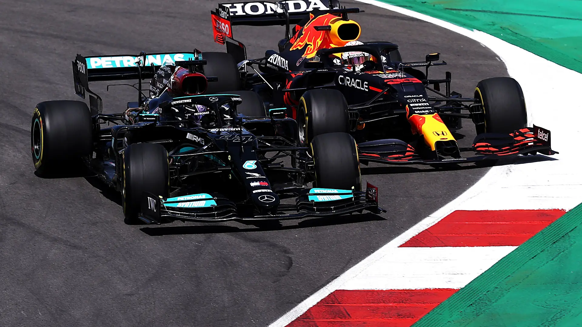 PORTIMAO, PORTUGAL - MAY 02: Lewis Hamilton of Great Britain driving the (44) Mercedes AMG Petronas F1 Team Mercedes W12 and Max Verstappen of the Netherlands driving the (33) Red Bull Racing RB16B Honda battle for position during the F1 Grand Prix of Portugal at Autodromo Internacional Do Algarve on May 02, 2021 in Portimao, Portugal. (Photo by Lars Baron/Getty Images)