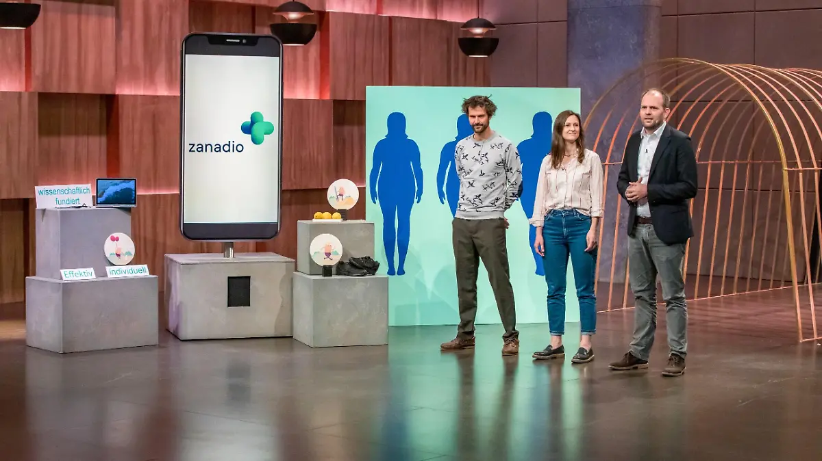 Dr. Nora Mehl, Dr. Tobias Lorenz (l.) und Henrik Emmert präsentieren mit _Zanadio_ Adipositastherapie per App. Sie erhoffen sich ein Investment von 500.000 Euro für 8 Prozent der Anteile an ihrem Unternehmen.  Die Verwendung des sendungsbezogenen Materials ist nur mit dem Hinweis und Verlinkung auf TVNOW gestattet.