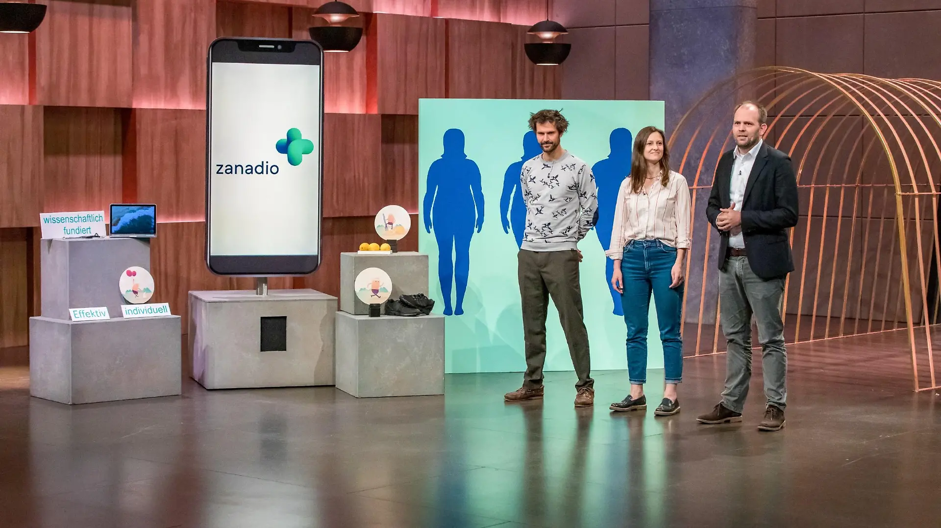 Dr. Nora Mehl, Dr. Tobias Lorenz (l.) und Henrik Emmert präsentieren mit _Zanadio_ Adipositastherapie per App. Sie erhoffen sich ein Investment von 500.000 Euro für 8 Prozent der Anteile an ihrem Unternehmen.  Die Verwendung des sendungsbezogenen Materials ist nur mit dem Hinweis und Verlinkung auf TVNOW gestattet.