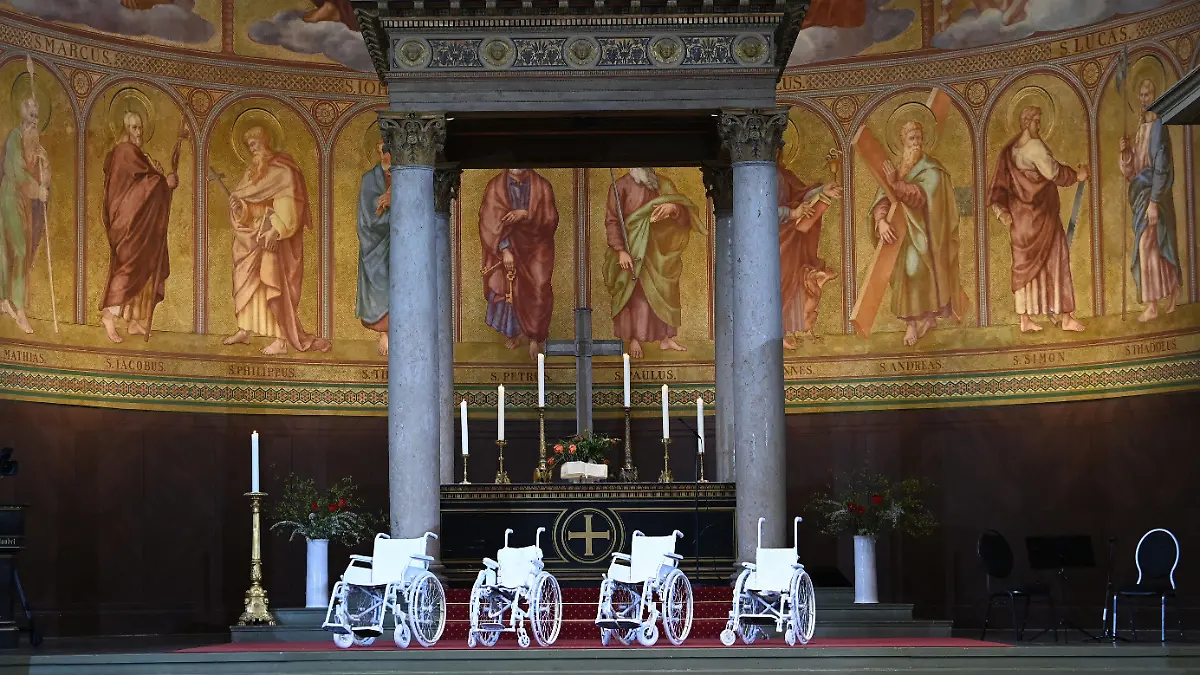 06.05.2021, Brandenburg, Potsdam: Vier weisse Rollstühle stehen vor Beginn des Gedenkgottesdienstes für die getöteten Bewohner des Oberlinhauses im Altarbereich der Nikolaikirche. In der Einrichtung mit einem Wohnheim waren am 28. 04. 2021 vier Leichen und eine schwer verletzte Person gefunden worden. Foto: Soeren Stache/dpa-Zentralbild/dpa +++ dpa-Bildfunk +++