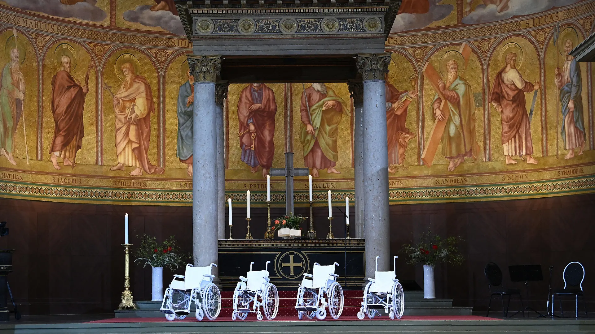 06.05.2021, Brandenburg, Potsdam: Vier weisse Rollstühle stehen vor Beginn des Gedenkgottesdienstes für die getöteten Bewohner des Oberlinhauses im Altarbereich der Nikolaikirche. In der Einrichtung mit einem Wohnheim waren am 28. 04. 2021 vier Leichen und eine schwer verletzte Person gefunden worden. Foto: Soeren Stache/dpa-Zentralbild/dpa +++ dpa-Bildfunk +++