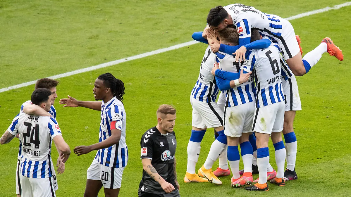 Berlin, 06.05.2021, Fussball, Bundesliga, 30. Spieltag, Hertha BSC - SC Freiburg, Olympiastadion. Herthas Nemanja Radonjic l-r, Krzysztof Piatek, Dedryck Boyata, Santiago Ascacibar, Vladimir Darida, Omar Alderete und Matteo Guendouzi jubeln nach Pekariks Tor zum 2:0. DFL regulations and DFB regulations prohibit any use of photographs as image sequences and/or quasi-video, Foto: Andreas Gora Hertha BSC - SC Freiburg *** Berlin, 06 05 2021, Football, Bundesliga, Matchday 30, Hertha BSC SC Freiburg, Olympiastadion Herthas Nemanja Radonjic l r , Krzysztof Piatek, Dedryck Boyata, Santiago Ascacibar, Vladimir Darida, Omar Alderete and Matteo Guendouzi cheer after Pekariks goal to make it 2 0 DFL regulations and DFB regulations prohibit any use of photographs as image sequences and or quasi video, Foto Andreas Gora Hertha BSC SC Freiburg 