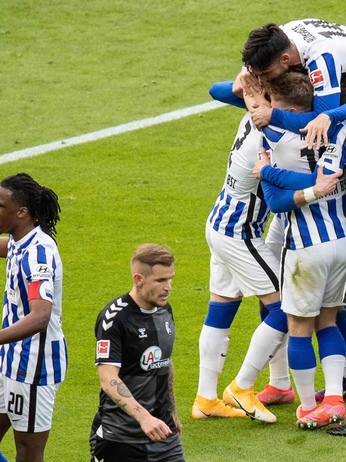 Berlin, 06.05.2021, Fussball, Bundesliga, 30. Spieltag, Hertha BSC - SC Freiburg, Olympiastadion. Herthas Nemanja Radonjic l-r, Krzysztof Piatek, Dedryck Boyata, Santiago Ascacibar, Vladimir Darida, Omar Alderete und Matteo Guendouzi jubeln nach Pekariks Tor zum 2:0. DFL regulations and DFB regulations prohibit any use of photographs as image sequences and/or quasi-video, Foto: Andreas Gora Hertha BSC - SC Freiburg *** Berlin, 06 05 2021, Football, Bundesliga, Matchday 30, Hertha BSC SC Freiburg, Olympiastadion Herthas Nemanja Radonjic l r , Krzysztof Piatek, Dedryck Boyata, Santiago Ascacibar, Vladimir Darida, Omar Alderete and Matteo Guendouzi cheer after Pekariks goal to make it 2 0 DFL regulations and DFB regulations prohibit any use of photographs as image sequences and or quasi video, Foto Andreas Gora Hertha BSC SC Freiburg 
