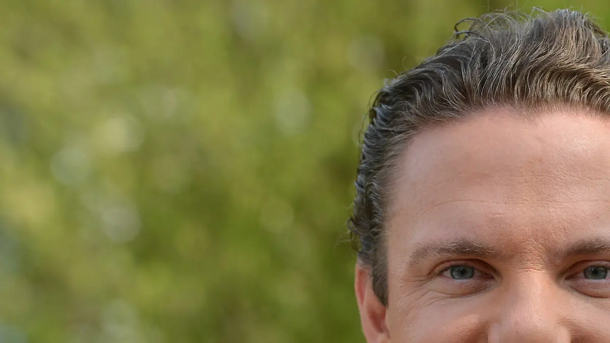 ARCHIV - Der Moderator und Musiker Stefan Mross posiert am 23.04.2013 im Europapark in Rust (Baden-Württemberg) nach einer Pressekonferenz zur diesjährigen Staffel der ARD- Unterhaltungsshow «Immer wieder sonntags». Der 37-Jährige hat fünf Monate nach seiner Scheidung zum zweiten Mal geheiratet. Foto: Patrick Seeger/dpa (zu dpa-Meldung «Volksmusikant Stefan Mross hat wieder geheiratet» vom 11.05.2013) +++(c) dpa - Bildfunk+++