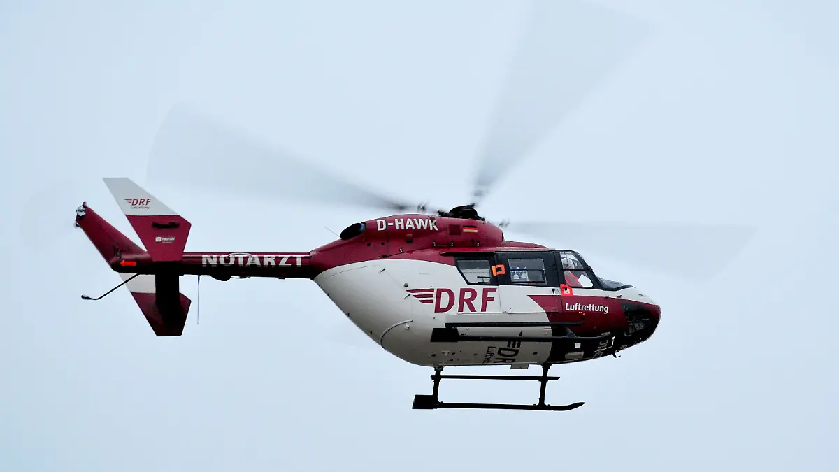 ARCHIV - ILLUSTRATION - Der Rettungshelikopter Christoph 51 der DRF Luftrettung startet am 05.12.2012 von der Station in Stuttgart (Baden-Württemberg) zu einem Einsatz. Am 05.03.2015 kam es zu einem tödlichen Unfall bei der Landung eines Rettungshubschraubers in Stuttgart. Ob es sich um den abgebildeten Hubschrauber handelt ist nicht bekannt. Foto: Jan-Philipp Strobel/dpa (zu lsw: «Hubschrauberrotor tötet Klinikmitarbeiter» vom 05.03.2015) +++(c) dpa - Bildfunk+++