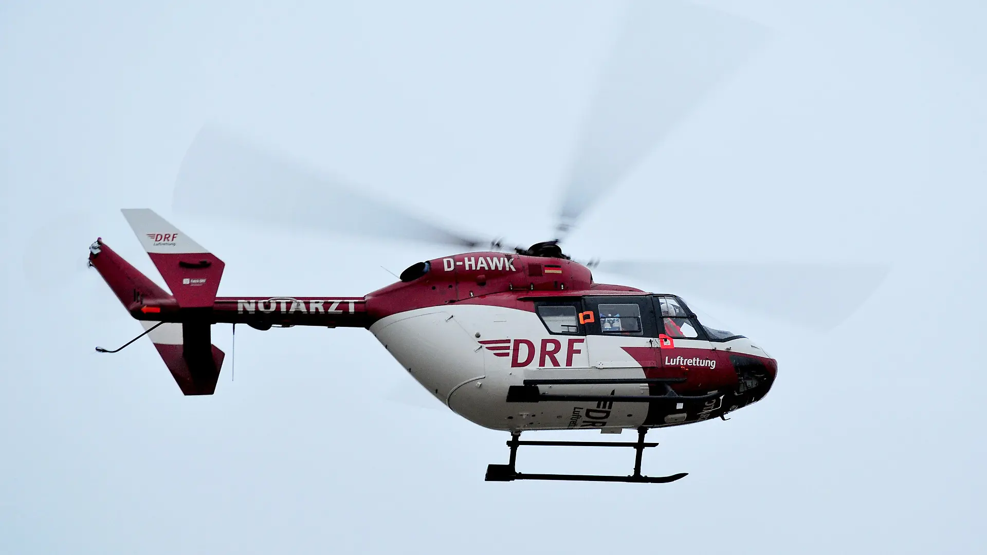 ARCHIV - ILLUSTRATION - Der Rettungshelikopter Christoph 51 der DRF Luftrettung startet am 05.12.2012 von der Station in Stuttgart (Baden-Württemberg) zu einem Einsatz. Am 05.03.2015 kam es zu einem tödlichen Unfall bei der Landung eines Rettungshubschraubers in Stuttgart. Ob es sich um den abgebildeten Hubschrauber handelt ist nicht bekannt. Foto: Jan-Philipp Strobel/dpa (zu lsw: «Hubschrauberrotor tötet Klinikmitarbeiter» vom 05.03.2015) +++(c) dpa - Bildfunk+++