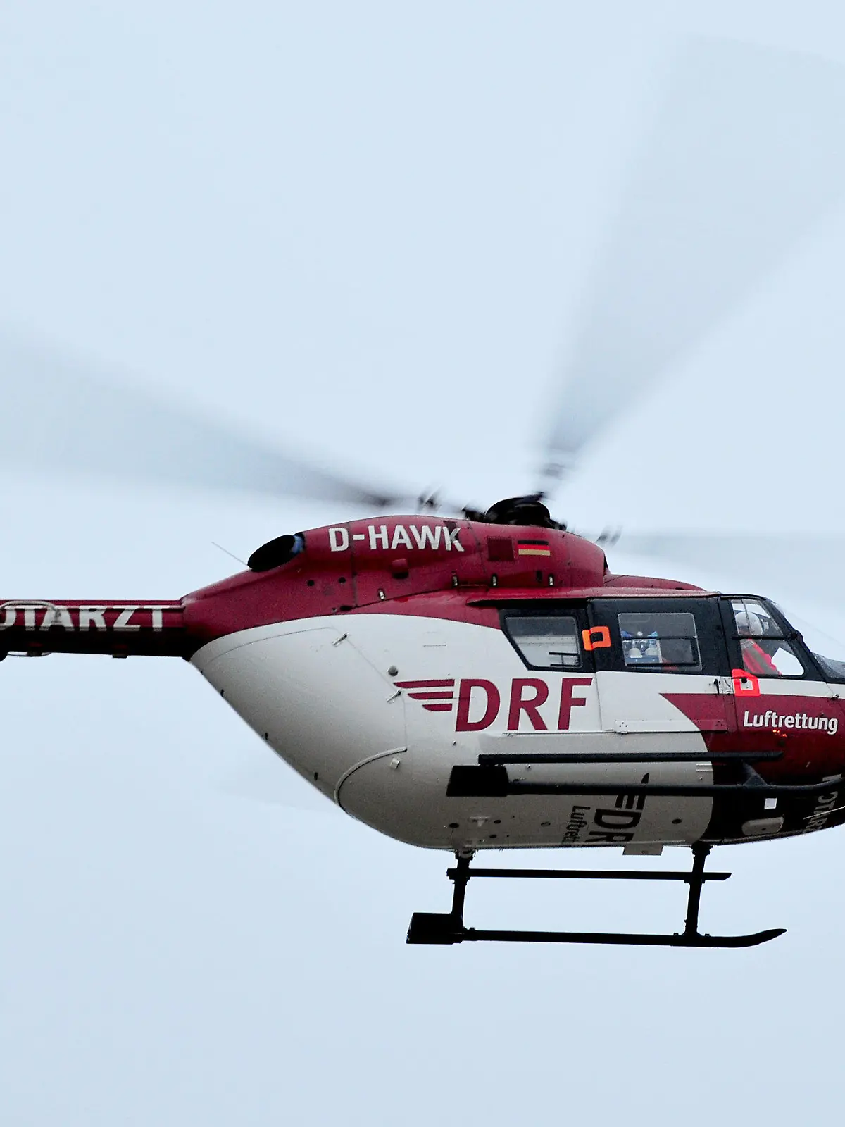 ARCHIV - ILLUSTRATION - Der Rettungshelikopter Christoph 51 der DRF Luftrettung startet am 05.12.2012 von der Station in Stuttgart (Baden-Württemberg) zu einem Einsatz. Am 05.03.2015 kam es zu einem tödlichen Unfall bei der Landung eines Rettungshubschraubers in Stuttgart. Ob es sich um den abgebildeten Hubschrauber handelt ist nicht bekannt. Foto: Jan-Philipp Strobel/dpa (zu lsw: «Hubschrauberrotor tötet Klinikmitarbeiter» vom 05.03.2015) +++(c) dpa - Bildfunk+++