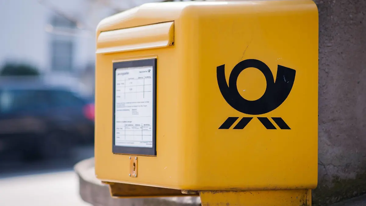  Briefkasten der Deutschen Post an einer Straßenecke in Mönchengladbach Themenbild, Symbolbild, Deutsche Post, Briefkasten, Briefverkehr, 24.03.18 Mönchengladbach NRW Deutschland *** Mailbox of the Deutsche Post on a street corner in Mönchengladbach Theme picture Symbolic picture Deutsche Post Briefkasten Briefverkehr 24 03 18 Mönchengladbach NRW Germany Copyright: xcdn_nszx
