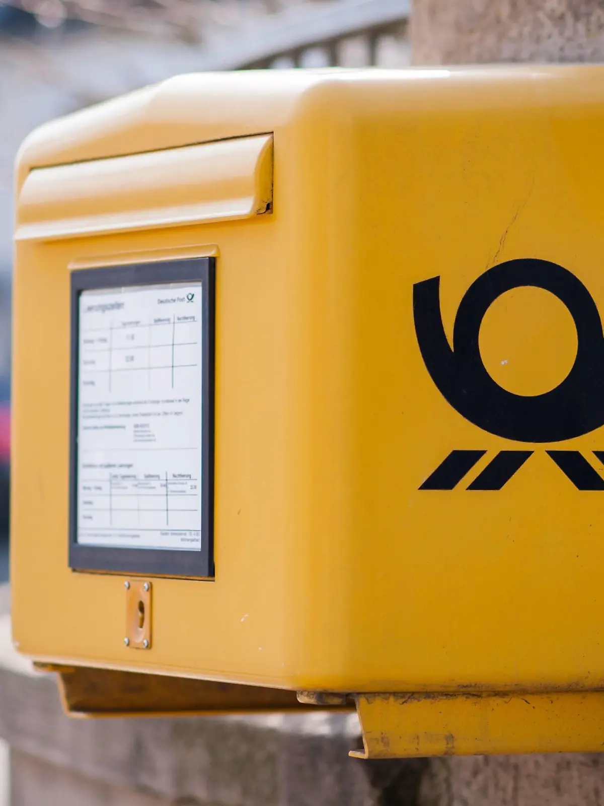  Briefkasten der Deutschen Post an einer Straßenecke in Mönchengladbach Themenbild, Symbolbild, Deutsche Post, Briefkasten, Briefverkehr, 24.03.18 Mönchengladbach NRW Deutschland *** Mailbox of the Deutsche Post on a street corner in Mönchengladbach Theme picture Symbolic picture Deutsche Post Briefkasten Briefverkehr 24 03 18 Mönchengladbach NRW Germany Copyright: xcdn_nszx