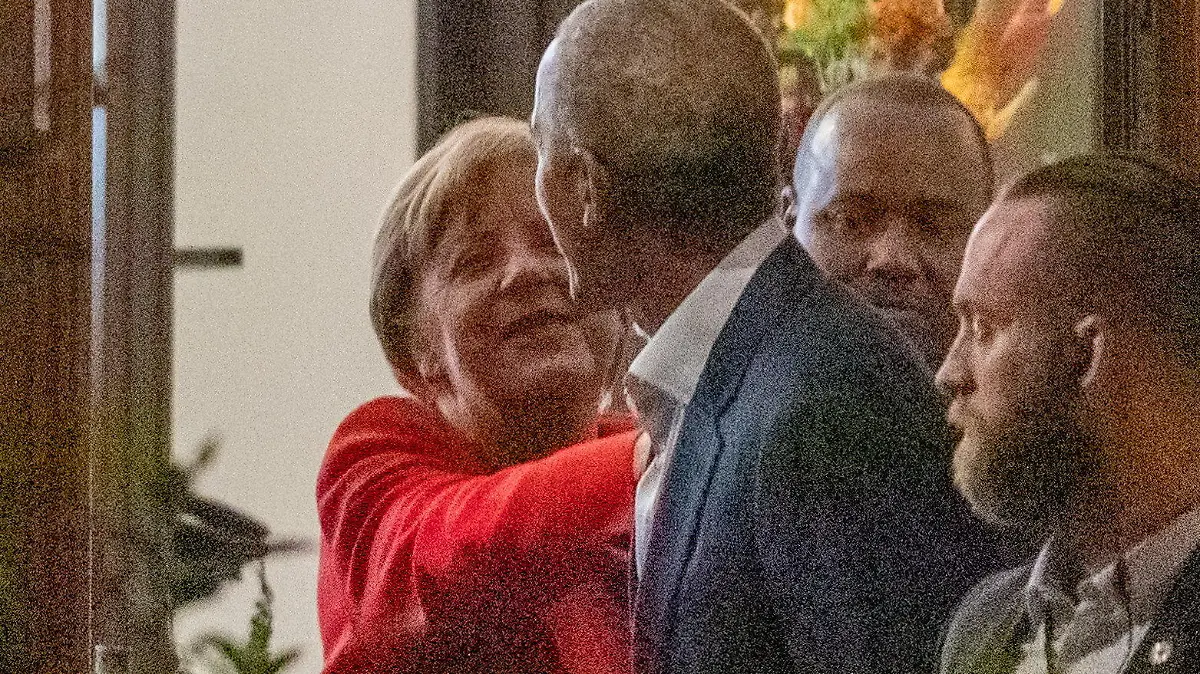 Berlin, 02.05.2023
Foto: Mit Angela Merkel verbrachte Obama einen Abend beim Italiener in Schöneberg

Willkommen zurück, Mr. President! Seit gestern ist Barack Obama (61, regierte 2009 bis 2017) zurück in Deutschland, am Nachmittag landete er am Berliner Hauptstadtflughafen. Obama residiert im noblen Hotel Adlon, direkt neben der US-Botschaft und dem Brandenburger Tor. Heute Abend tritt er vor 15000 Zuschauern in der Mercedes-Benz-Arena auf. Motto der Veranstaltung (Tickets 105 bis 607 Euro): „An Evening with President Barack Obama“. Im Gespräch mit Moderator Klaas Heufer-Umlauf (39) redet er über „große Herausforderungen und Chancen unserer Zeit“. Die Ticket-Preise für Obama-Verhältnisse ein Schnäppchen: Eine Rede vor Bankern oder Industriellen kostet rund 40 0000 Dollar (363000 Euro). Apropos Zeit: Die nahm sich Obama gestern Abend für ein Abendessen mit der Alt-Kanzlerin Angela Merkel (68) und deren Ehemann Joachim Sauer (74). Gegen 19 Uhr fuhr seine gepanzerte Limousine vor dem Nobel-Italiener „Ponte“ vor.
/ P-Tag: 2023-05-02 /