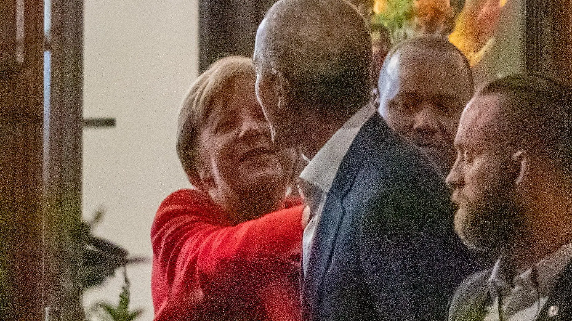 Berlin, 02.05.2023
Foto: Mit Angela Merkel verbrachte Obama einen Abend beim Italiener in Schöneberg

Willkommen zurück, Mr. President! Seit gestern ist Barack Obama (61, regierte 2009 bis 2017) zurück in Deutschland, am Nachmittag landete er am Berliner Hauptstadtflughafen. Obama residiert im noblen Hotel Adlon, direkt neben der US-Botschaft und dem Brandenburger Tor. Heute Abend tritt er vor 15000 Zuschauern in der Mercedes-Benz-Arena auf. Motto der Veranstaltung (Tickets 105 bis 607 Euro): „An Evening with President Barack Obama“. Im Gespräch mit Moderator Klaas Heufer-Umlauf (39) redet er über „große Herausforderungen und Chancen unserer Zeit“. Die Ticket-Preise für Obama-Verhältnisse ein Schnäppchen: Eine Rede vor Bankern oder Industriellen kostet rund 40 0000 Dollar (363000 Euro). Apropos Zeit: Die nahm sich Obama gestern Abend für ein Abendessen mit der Alt-Kanzlerin Angela Merkel (68) und deren Ehemann Joachim Sauer (74). Gegen 19 Uhr fuhr seine gepanzerte Limousine vor dem Nobel-Italiener „Ponte“ vor.
/ P-Tag: 2023-05-02 /