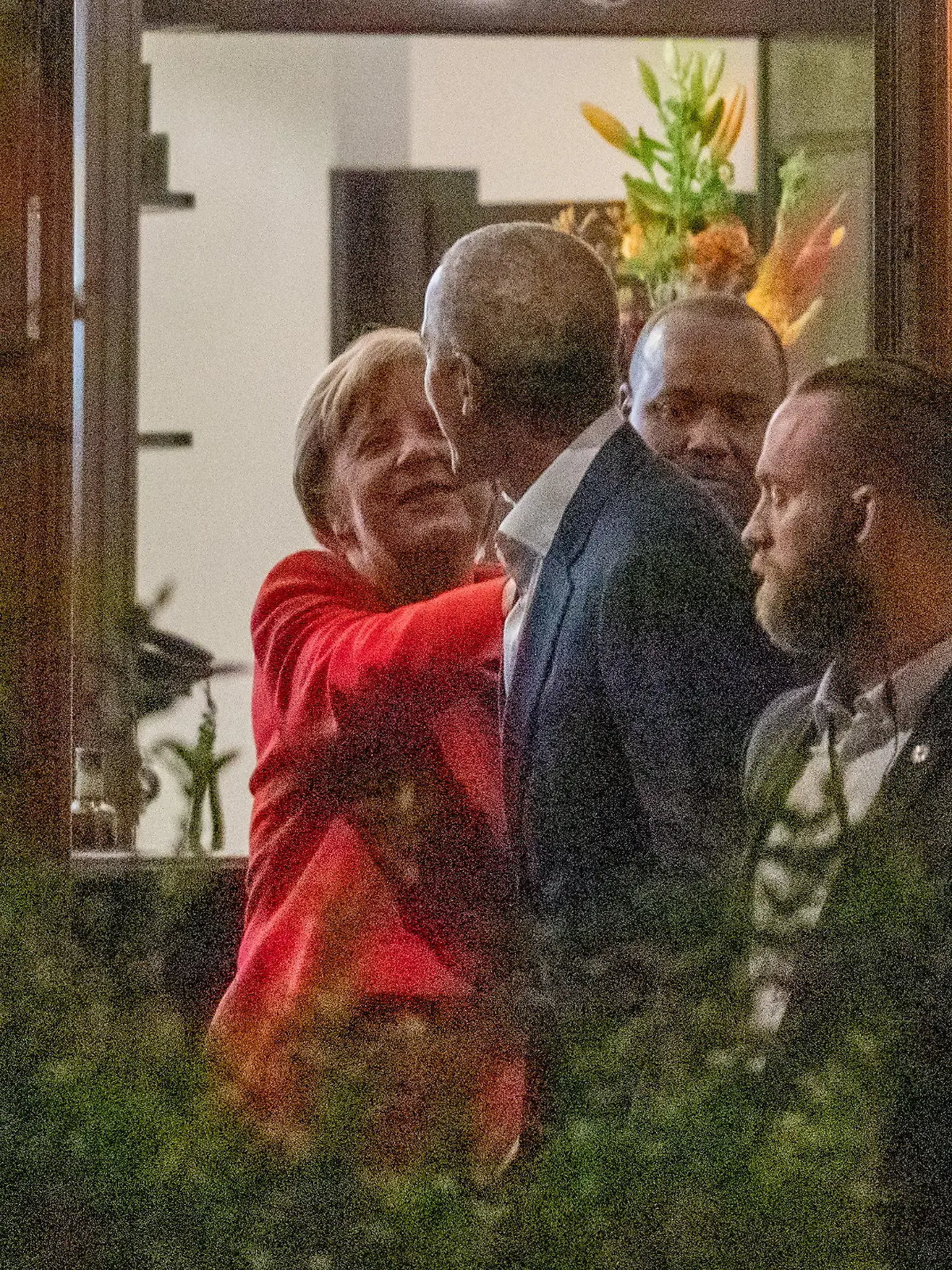 Berlin, 02.05.2023
Foto: Mit Angela Merkel verbrachte Obama einen Abend beim Italiener in Schöneberg

Willkommen zurück, Mr. President! Seit gestern ist Barack Obama (61, regierte 2009 bis 2017) zurück in Deutschland, am Nachmittag landete er am Berliner Hauptstadtflughafen. Obama residiert im noblen Hotel Adlon, direkt neben der US-Botschaft und dem Brandenburger Tor. Heute Abend tritt er vor 15000 Zuschauern in der Mercedes-Benz-Arena auf. Motto der Veranstaltung (Tickets 105 bis 607 Euro): „An Evening with President Barack Obama“. Im Gespräch mit Moderator Klaas Heufer-Umlauf (39) redet er über „große Herausforderungen und Chancen unserer Zeit“. Die Ticket-Preise für Obama-Verhältnisse ein Schnäppchen: Eine Rede vor Bankern oder Industriellen kostet rund 40 0000 Dollar (363000 Euro). Apropos Zeit: Die nahm sich Obama gestern Abend für ein Abendessen mit der Alt-Kanzlerin Angela Merkel (68) und deren Ehemann Joachim Sauer (74). Gegen 19 Uhr fuhr seine gepanzerte Limousine vor dem Nobel-Italiener „Ponte“ vor.
/ P-Tag: 2023-05-02 /
