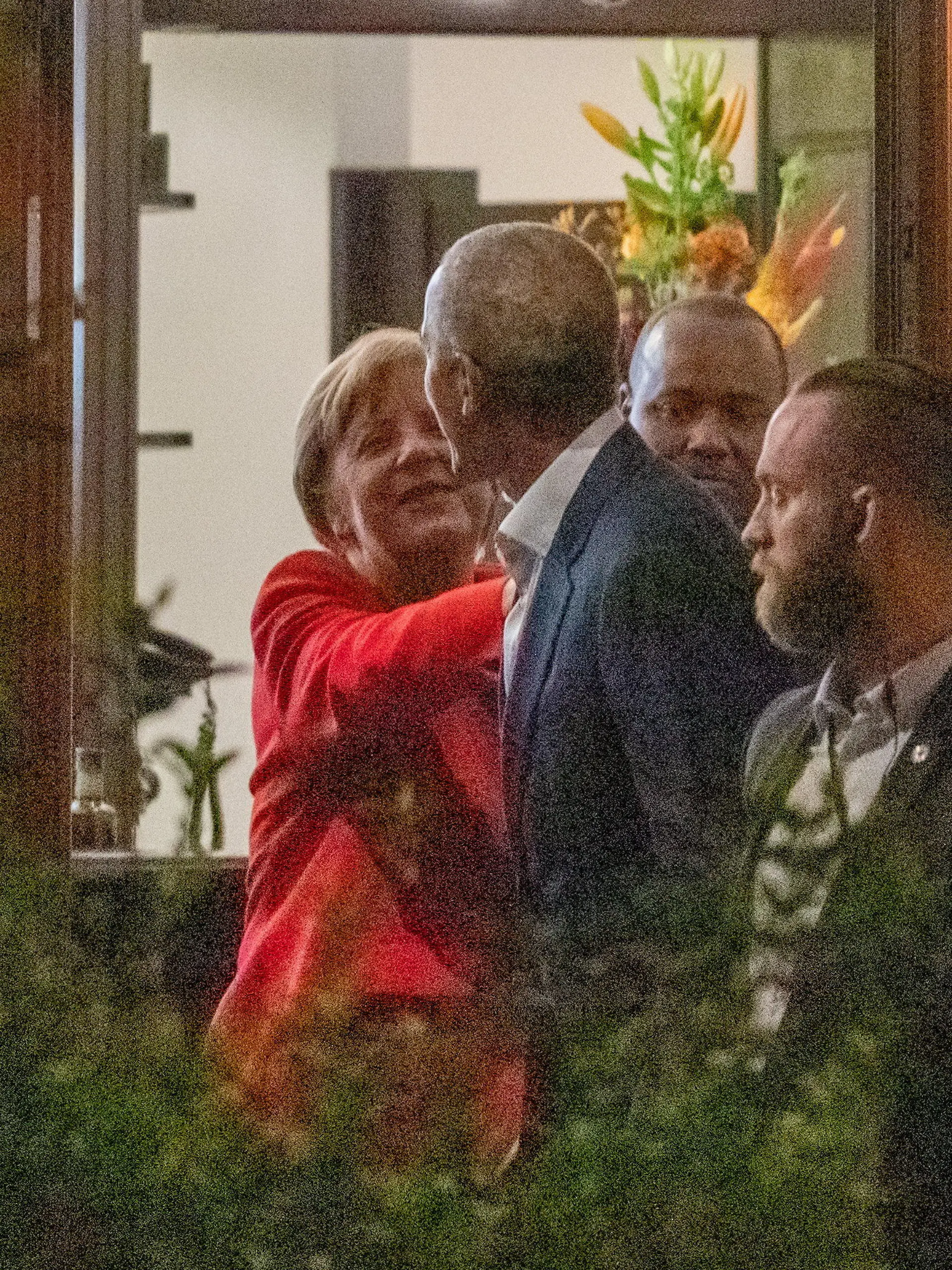 Berlin, 02.05.2023
Foto: Mit Angela Merkel verbrachte Obama einen Abend beim Italiener in Schöneberg

Willkommen zurück, Mr. President! Seit gestern ist Barack Obama (61, regierte 2009 bis 2017) zurück in Deutschland, am Nachmittag landete er am Berliner Hauptstadtflughafen. Obama residiert im noblen Hotel Adlon, direkt neben der US-Botschaft und dem Brandenburger Tor. Heute Abend tritt er vor 15000 Zuschauern in der Mercedes-Benz-Arena auf. Motto der Veranstaltung (Tickets 105 bis 607 Euro): „An Evening with President Barack Obama“. Im Gespräch mit Moderator Klaas Heufer-Umlauf (39) redet er über „große Herausforderungen und Chancen unserer Zeit“. Die Ticket-Preise für Obama-Verhältnisse ein Schnäppchen: Eine Rede vor Bankern oder Industriellen kostet rund 40 0000 Dollar (363000 Euro). Apropos Zeit: Die nahm sich Obama gestern Abend für ein Abendessen mit der Alt-Kanzlerin Angela Merkel (68) und deren Ehemann Joachim Sauer (74). Gegen 19 Uhr fuhr seine gepanzerte Limousine vor dem Nobel-Italiener „Ponte“ vor.
/ P-Tag: 2023-05-02 /