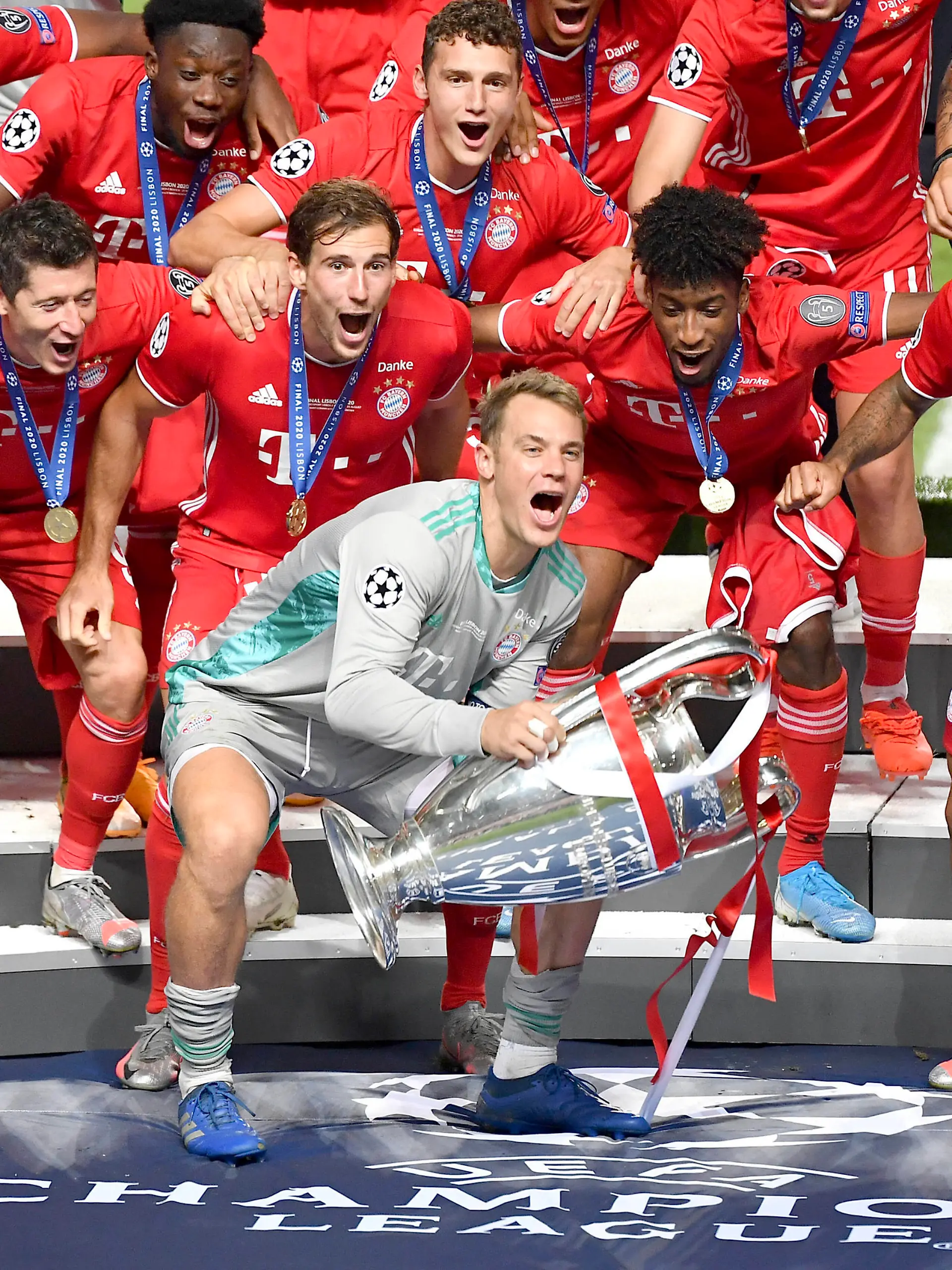  Fussball Champions League/ Finale/ Paris St. Germain - Bayern Muenchen Siegerehrung, Jubel Team M um Torwart Manuel NEUER M mit Pokal, Fussball Champions League, Finale, Paris St. Germain PSG - FC Bayern Muenchen M, am 23.08.2020 im Estadio da Luz in Lissabon/ Portugal. FOTO: Frank Hoermann/ SVEN SIMON/ Pool NO use of any use photographs as image sequences and/or quasi-video Editorial Use ONLY National and International News Agencies OUT Lissabon Estadio da Luz Portugal *** Football Champions League Final Paris St Germain Bayern Muenchen Award Ceremony, cheering Team M around Goalkeeper Manuel NEW M with cup, Football Champions League, Final, Paris St Germain PSG FC Bayern Muenchen M , on 23 08 2020 at the Estadio da Luz in Lisbon Portugal PHOTO Frank Hoermann SVEN SIMON Pool NO use of any use photographs as image sequences and or quasi video Editorial Use ONLY National and International News Agencies OUT Lisbon Estadio da Luz Portugal Poolfoto SVEN SIMON/ Frank Hoermann/ Pool ,EDITORIAL USE ONLY