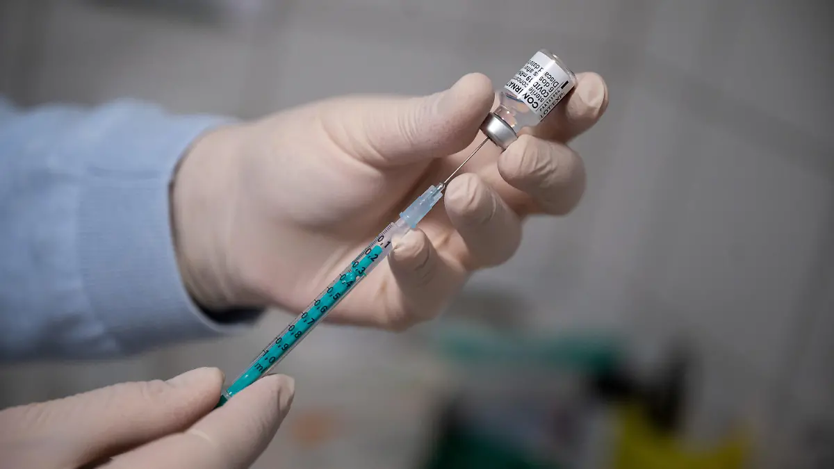 06.04.2021, Hessen, Wiesbaden: Ein Arzt zieht in einer Hausarztpraxis eine Spritze mit dem Impfstoff von Pfizer/Biontech auf. In Hessen werden seit dem 6. April die niedergelassenen Ärzte in die Impfstrategie einbezogen. Foto: Sebastian Gollnow/dpa +++ dpa-Bildfunk +++