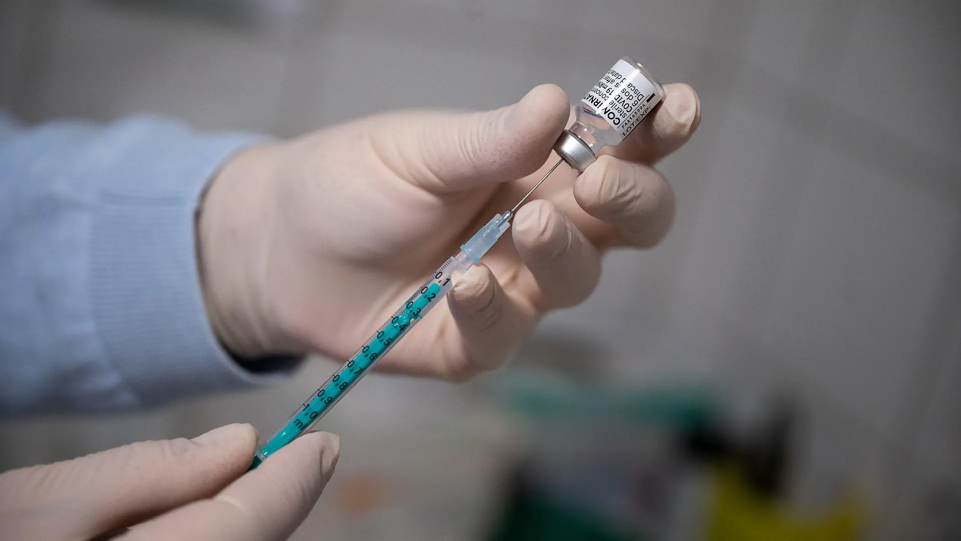 06.04.2021, Hessen, Wiesbaden: Ein Arzt zieht in einer Hausarztpraxis eine Spritze mit dem Impfstoff von Pfizer/Biontech auf. In Hessen werden seit dem 6. April die niedergelassenen Ärzte in die Impfstrategie einbezogen. Foto: Sebastian Gollnow/dpa +++ dpa-Bildfunk +++