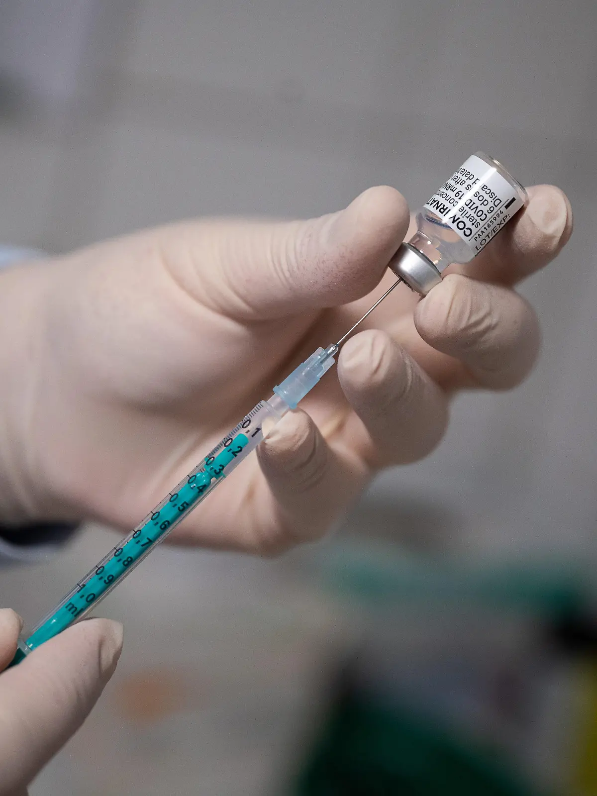 06.04.2021, Hessen, Wiesbaden: Ein Arzt zieht in einer Hausarztpraxis eine Spritze mit dem Impfstoff von Pfizer/Biontech auf. In Hessen werden seit dem 6. April die niedergelassenen Ärzte in die Impfstrategie einbezogen. Foto: Sebastian Gollnow/dpa +++ dpa-Bildfunk +++