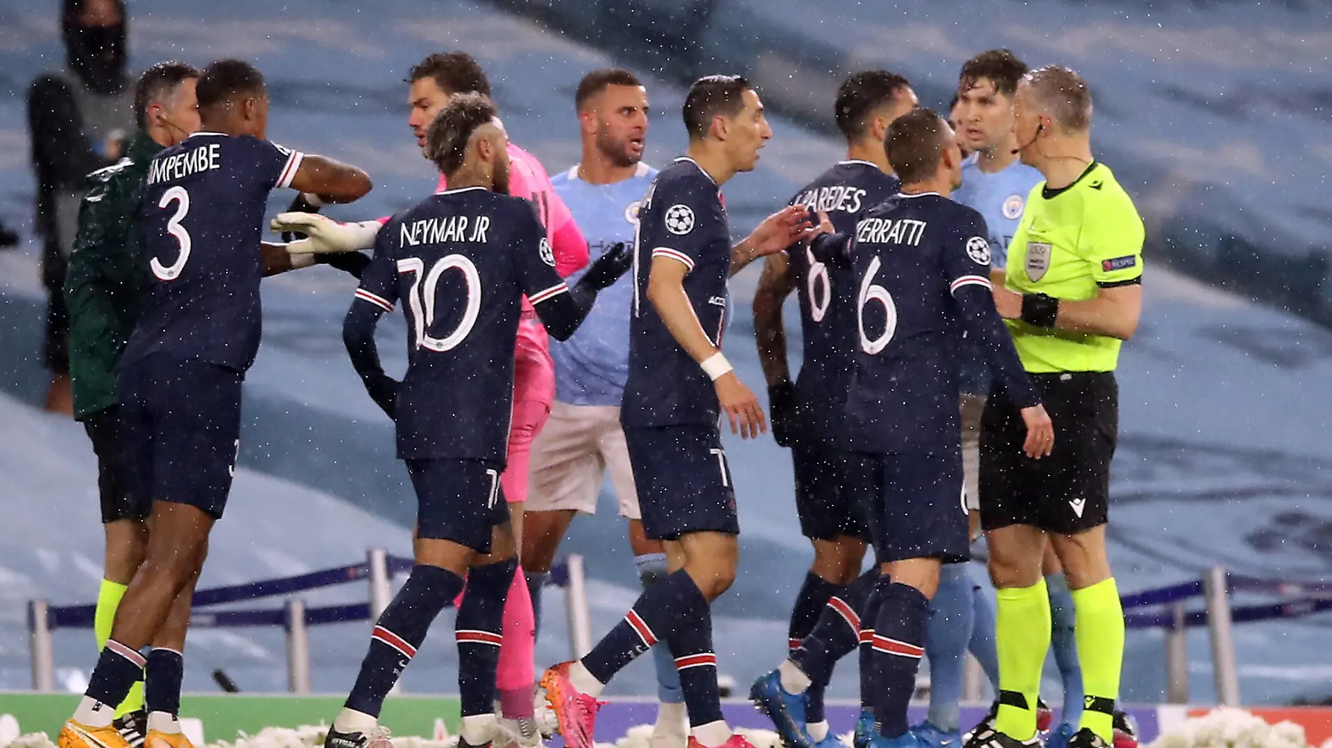 Manchester City v Paris Saint-Germain - UEFA Champions League - Semi Final - Second Leg - Etihad Stadium Paris Saint-Germain s Angel Di Maria no.11 and his team-mates surround referee Bjorn Kuipers after he is sent off during the UEFA Champions League Semi Final second leg at the Etihad Stadium, Manchester. Picture date: Tuesday May 4, 2021. Editorial use only, no commercial use without prior consent from rights holder. PUBLICATIONxINxGERxSUIxAUTxONLY Copyright: xMartinxRickettx 59577940