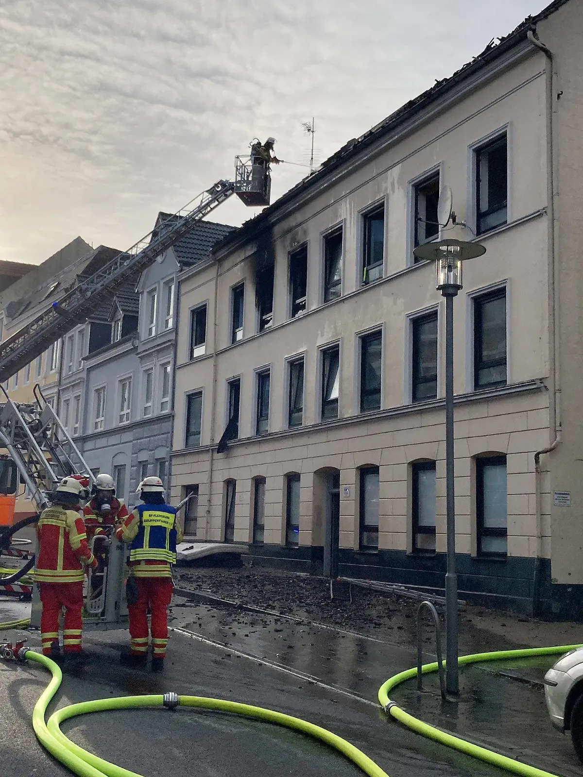 04.05.2023, Schleswig-Holstein, Flensburg: Die Feuerwehr ist bei einem Brand in Flensburg im Einsatz. In Flensburg ist am Donnerstag ein großes Feuer ausgebrochen. Teile eines Mehrfamilienhauses sollen in Flammen stehen. Foto: Birgitta von Gyldenfeldt/dpa +++ dpa-Bildfunk +++