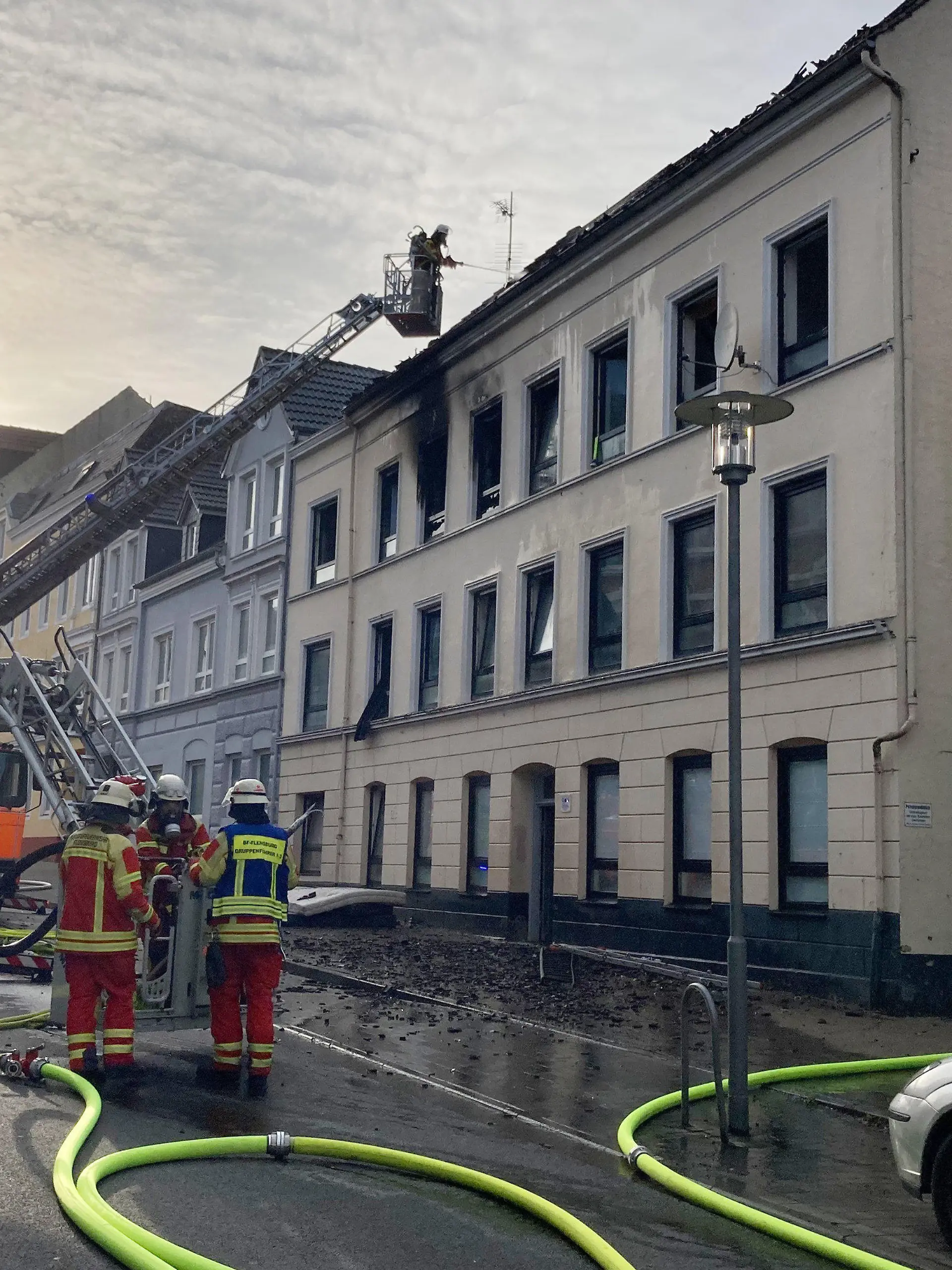 04.05.2023, Schleswig-Holstein, Flensburg: Die Feuerwehr ist bei einem Brand in Flensburg im Einsatz. In Flensburg ist am Donnerstag ein großes Feuer ausgebrochen. Teile eines Mehrfamilienhauses sollen in Flammen stehen. Foto: Birgitta von Gyldenfeldt/dpa +++ dpa-Bildfunk +++