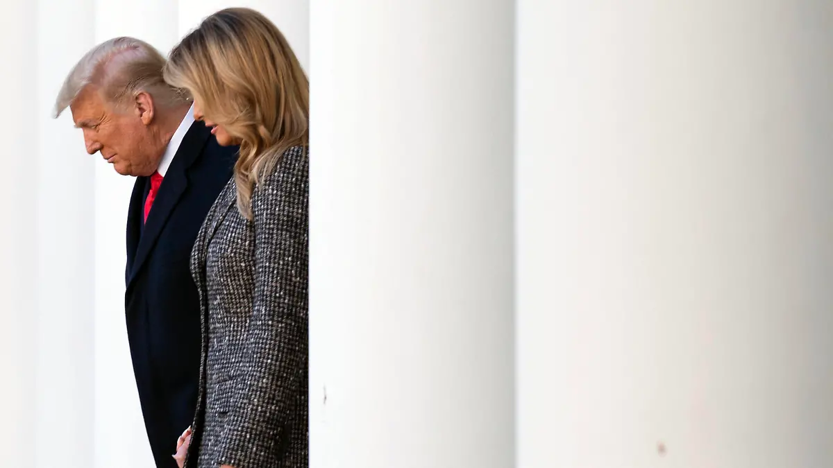  November 24, 2020, Washington, District of Columbia, USA: United States President DONALD J. TRUMP and First Lady MELANIA TRUMP enter the Rose Garden for a ceremony where Trump pardoned the National Thanksgiving Turkey, at the White House on Tuesday. Washington USA - ZUMAs152 20201124_zaa_s152_067 Copyright: xKevinxDietschx-xPoolxViaxCnpx