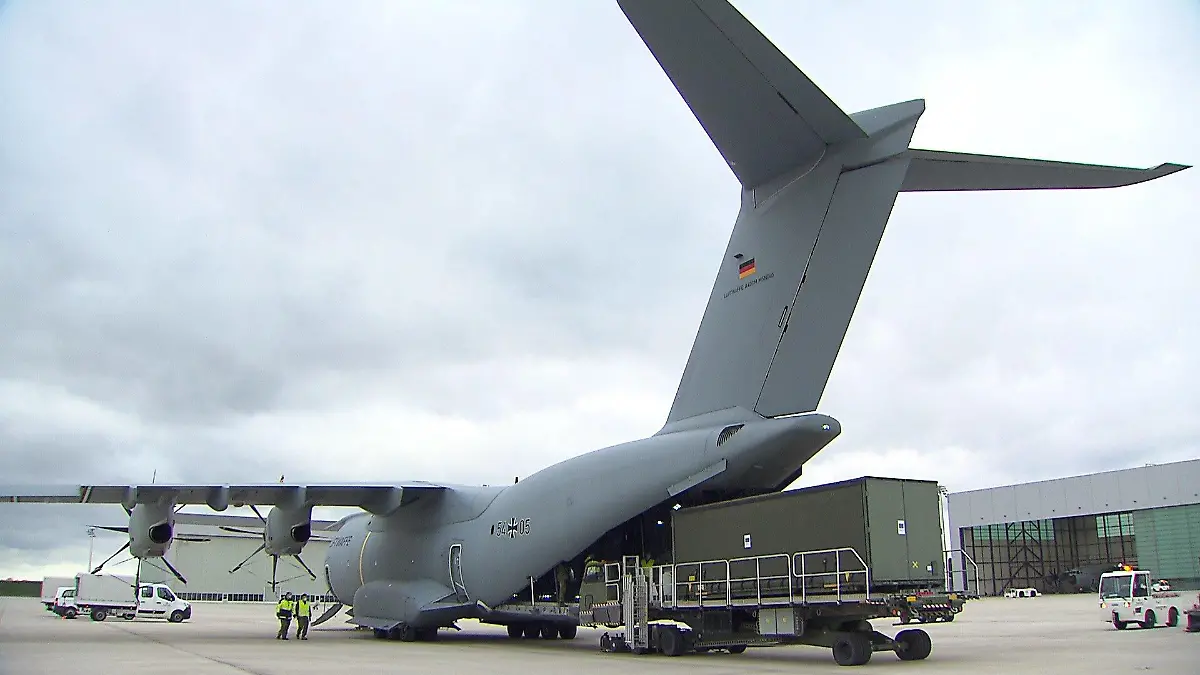 Die Beladung des AM400 mit der Sauerstofferzeugungsanlage am Fliegerhorst Wunstorf.