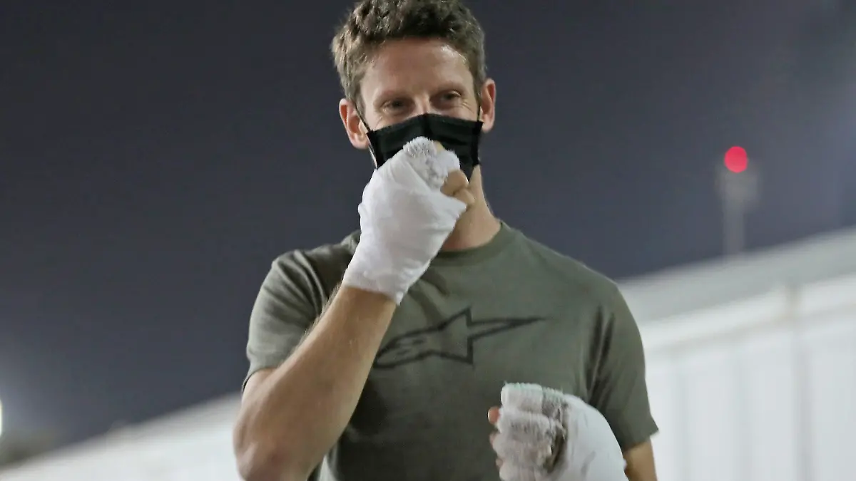 ARCHIV - 03.12.2020, Bahrain, Sakhir: Romain Grosjean aus Frankreich vom Haas F1 Team, trifft auf dem Bahrain International Circuit ein, um den Streckenmarshalls zu danken. Grosjean kam mit nur leichten Verbrennungen davon, als sein Rennwagen beim Grand Prix von Bahrain am vergangenen Wochenende nach einem Umfall in Flammen aufging. (zu dpa "Hand-Operation bei Grosjean nach Formel-1-Unfall") Foto: Kamran Jebreili/AP/dpa +++ dpa-Bildfunk +++
