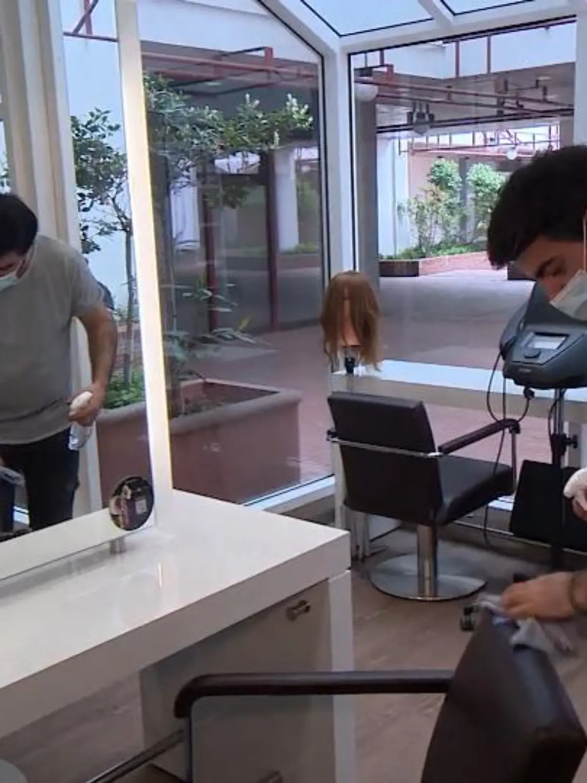 Friseure erleiden starke Einbußen aufgrund der Corona-Notbremse und den damit verbundenen Regelungen. Kunden müssen vor dem Besuch im Friseur-Salon einen negativen Test vorlegen können - darauf haben viele jedoch keine Lust. Die Kundschaft bleibt aus, es hagelt spontane Absagen und die Friseure sind unzufrieden mit der aktuellen Situation.