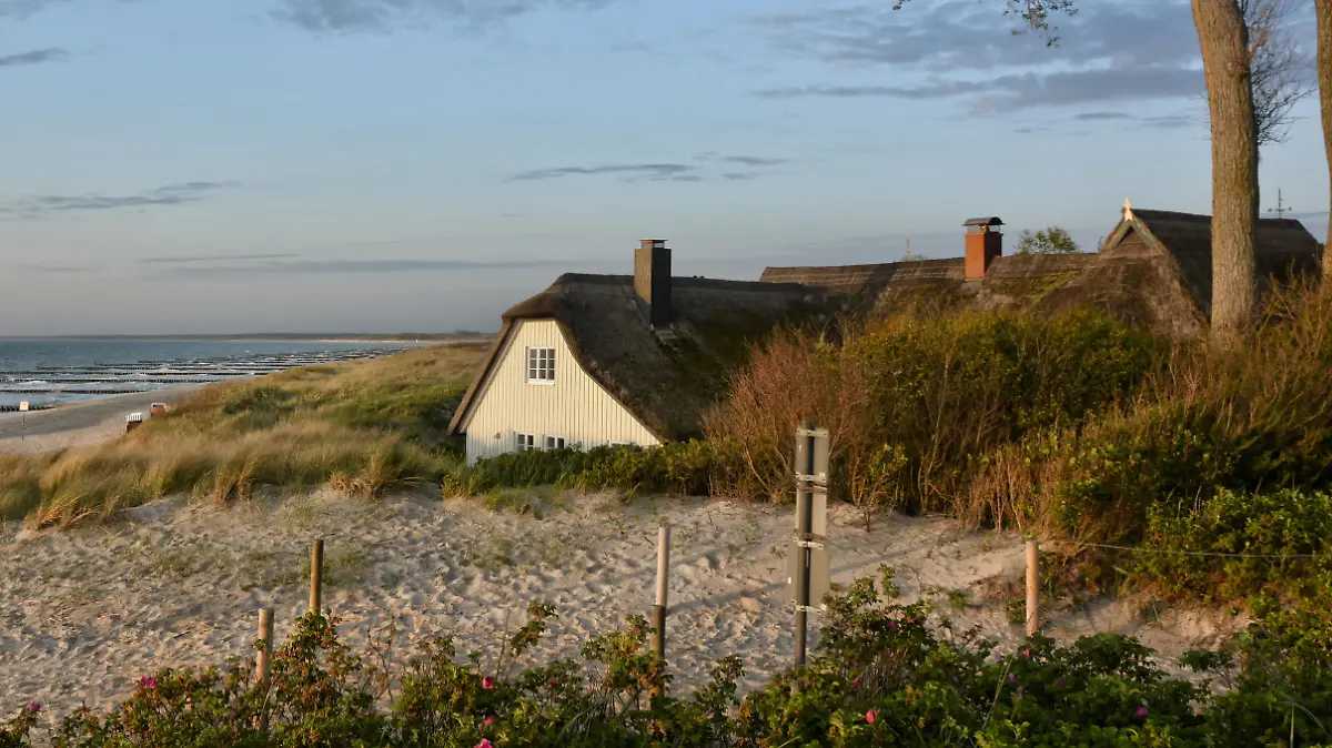 Das Ostseebad Ahrenshoop an der Ostseekueste der Halbinsel Fischland-Darss-Zingst mit seinem berühmten Stranduebergang in den Duenen
