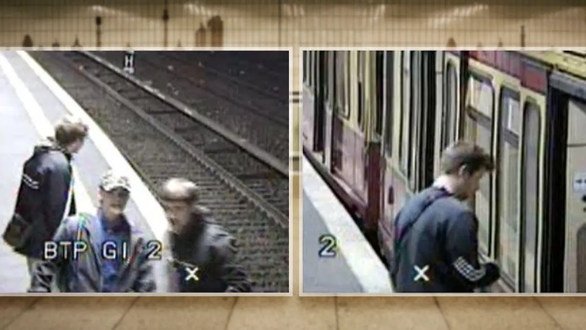 Bilder einer Überwachungskamera: Vier Männer stehen an einem S-Bahn-Gleis