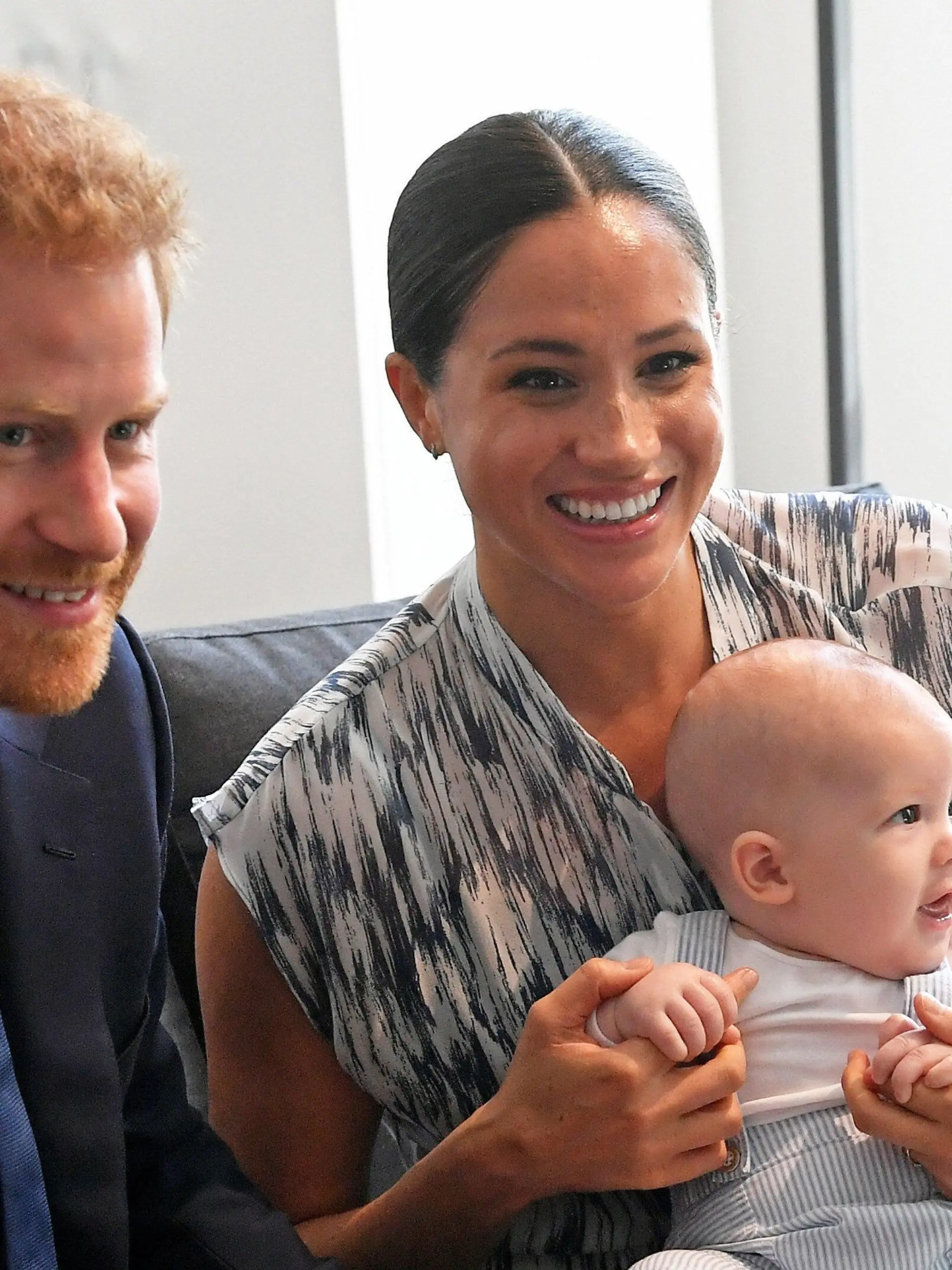ARCHIV - 25.09.2019, Südafrika, Kapstadt: Der britische Prinz Harry (l), Herzog von Sussex, und seine Frau Meghan, Herzogin von Sussex, besuchen mit Sohn Archie die  Desmond & Leah Tutu Legacy Foundation. Archie feiert am 06.05.2021 seinen zweiten Geburtstag. Foto: Toby Melville/PA Wire/dpa +++ dpa-Bildfunk +++