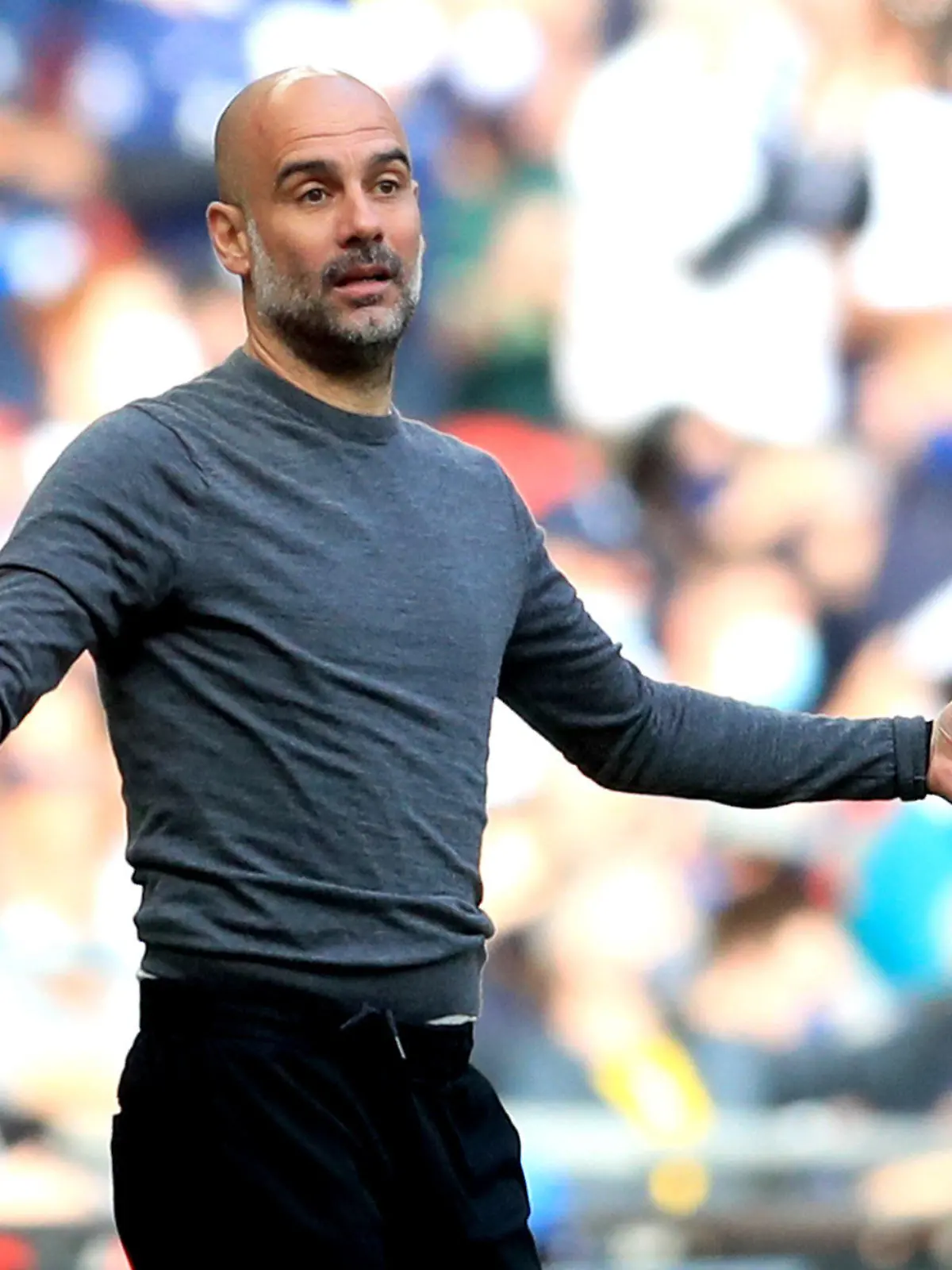 ARCHIV - 25.04.2021, Großbritannien, London: Fußball: Liga-Pokal England, Tottenham Hotspur - Manchester City, Finale im Wembley-Stadion. Pep Guardiola, Cheftrainer von Manchester City gestikuliert während des Spiels. (zu dpa «Guardiola stapelt vor Citys Champions-League-Match in Paris tief») Foto: Adam Davy/PA Wire/dpa +++ dpa-Bildfunk +++