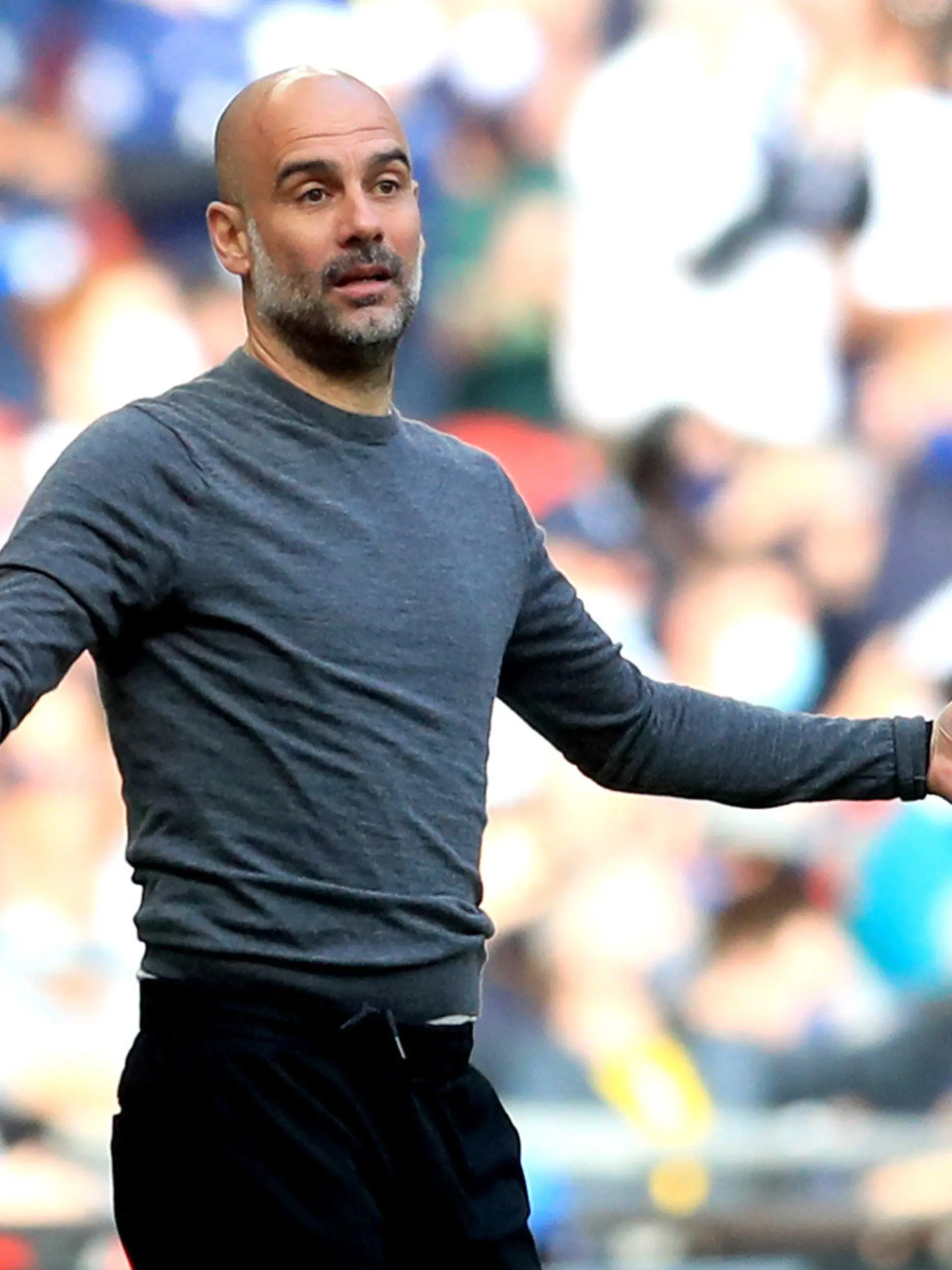 ARCHIV - 25.04.2021, Großbritannien, London: Fußball: Liga-Pokal England, Tottenham Hotspur - Manchester City, Finale im Wembley-Stadion. Pep Guardiola, Cheftrainer von Manchester City gestikuliert während des Spiels. (zu dpa «Guardiola stapelt vor Citys Champions-League-Match in Paris tief») Foto: Adam Davy/PA Wire/dpa +++ dpa-Bildfunk +++