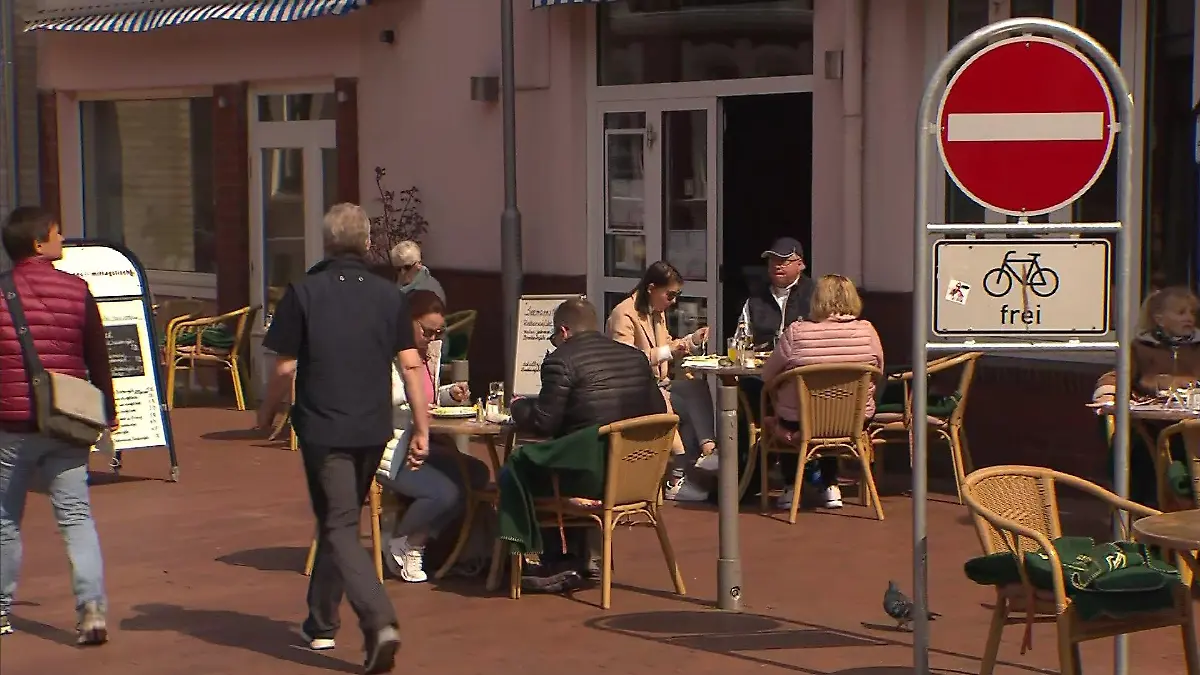 In Eckernförde haben die Restaurants und Läden in der Fußgängerzone - anders als in vielen anderen Regionen Deutschlands - normal geöffnet.