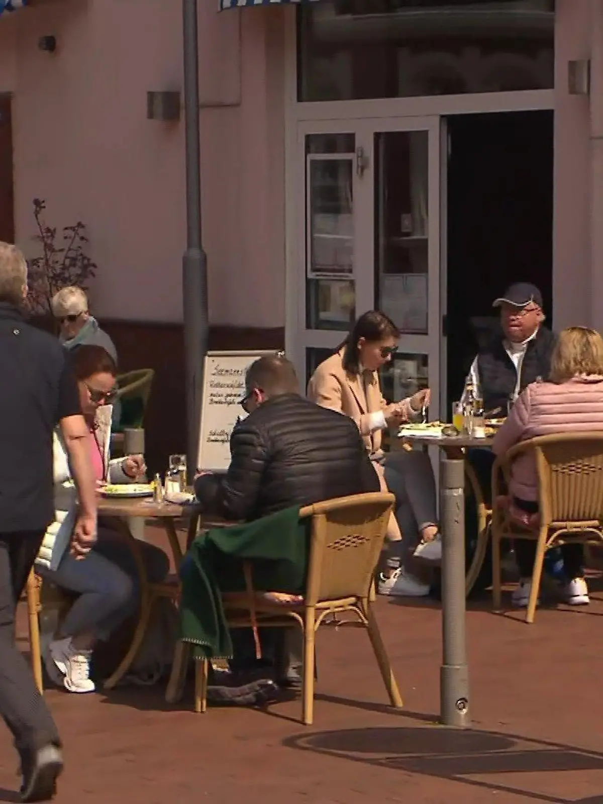 In Eckernförde haben die Restaurants und Läden in der Fußgängerzone - anders als in vielen anderen Regionen Deutschlands - normal geöffnet.