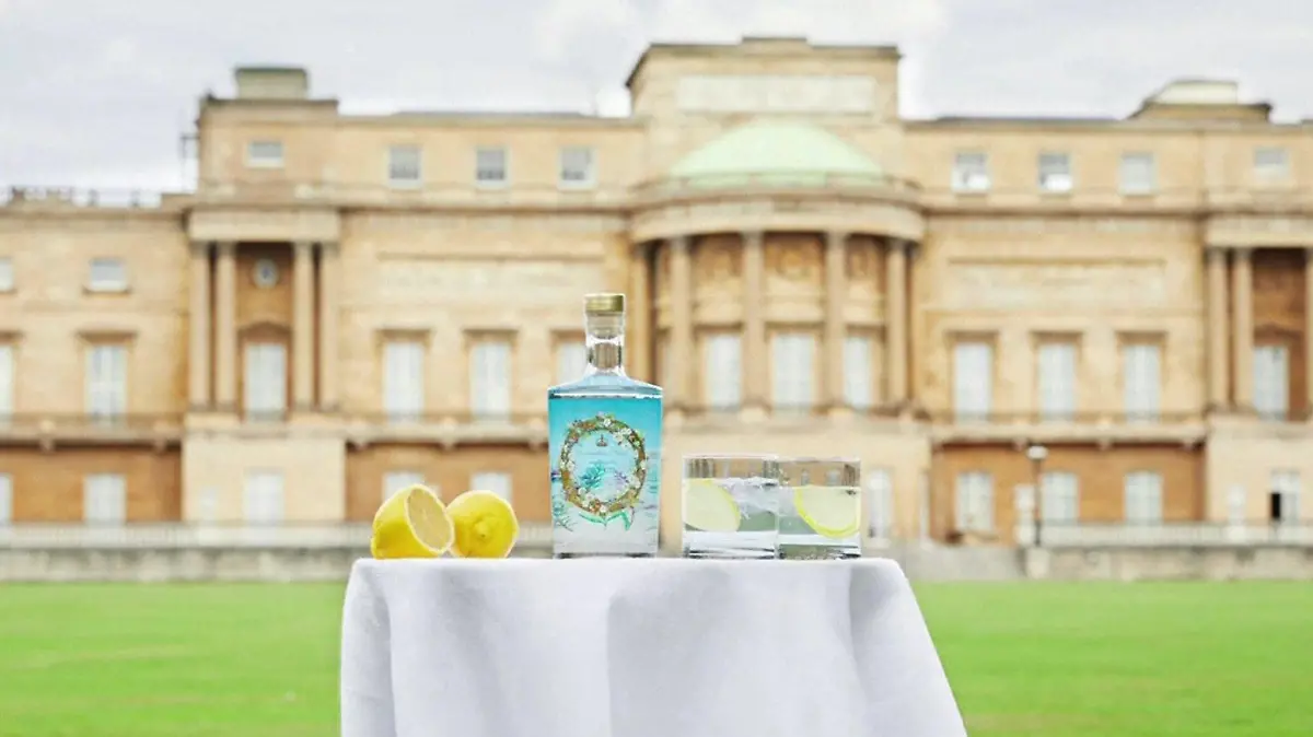 Die Queen gilt als Gin-Liebhaberin. Das ist ihr eigener Gin - mit Kräutern aus den eigenen Gärten.