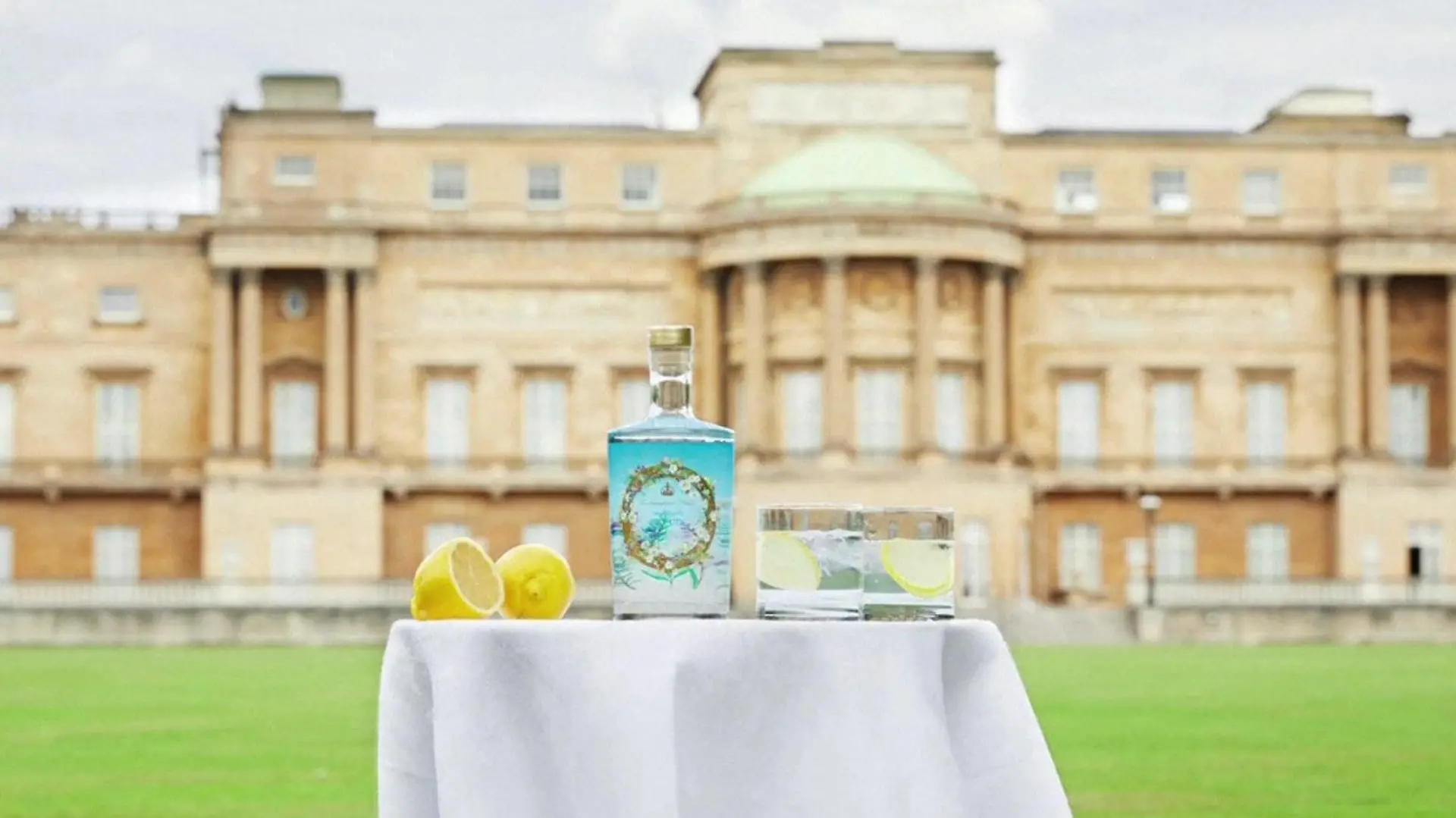 Die Queen gilt als Gin-Liebhaberin. Das ist ihr eigener Gin - mit Kräutern aus den eigenen Gärten.
