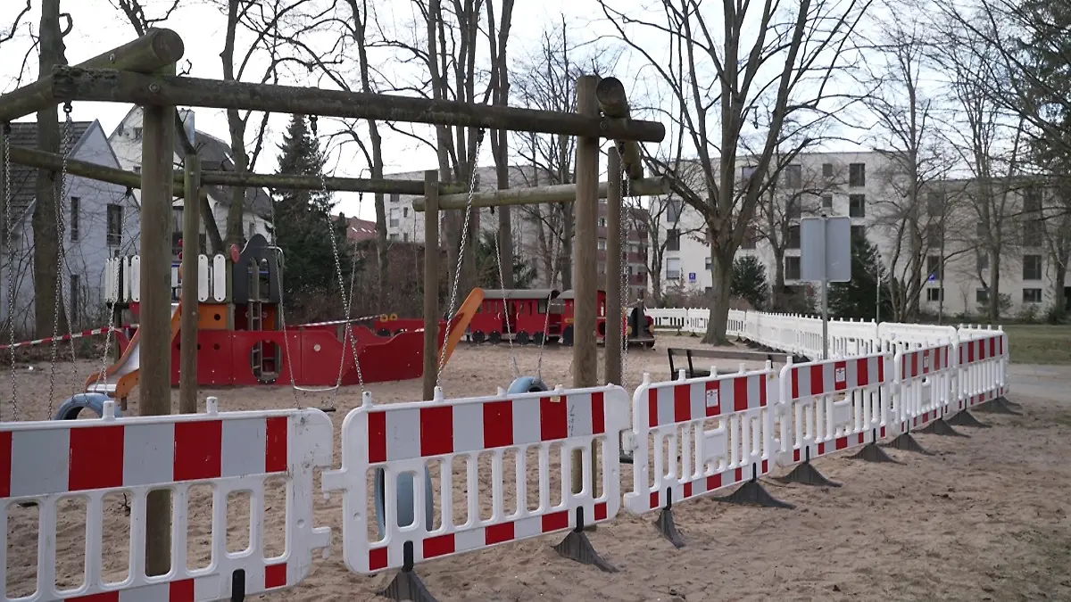 Großeinsatz im Stadtpark: Bauhof-Mitarbeiter räumen den Spielplatz nach Nadel-Fund.
